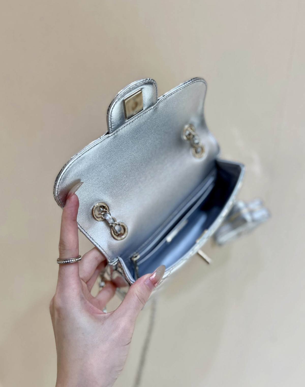 Exploring Ellebag’s Top-Grade Replica of the Chanel Classic Flap Chain Bag: A 12.5cm x 19cm Shiny Silver Edition with Gunmetal Hardware(2025 Mar Updated)-最好的質量假路易威登包網上商店，複製設計師包 ru