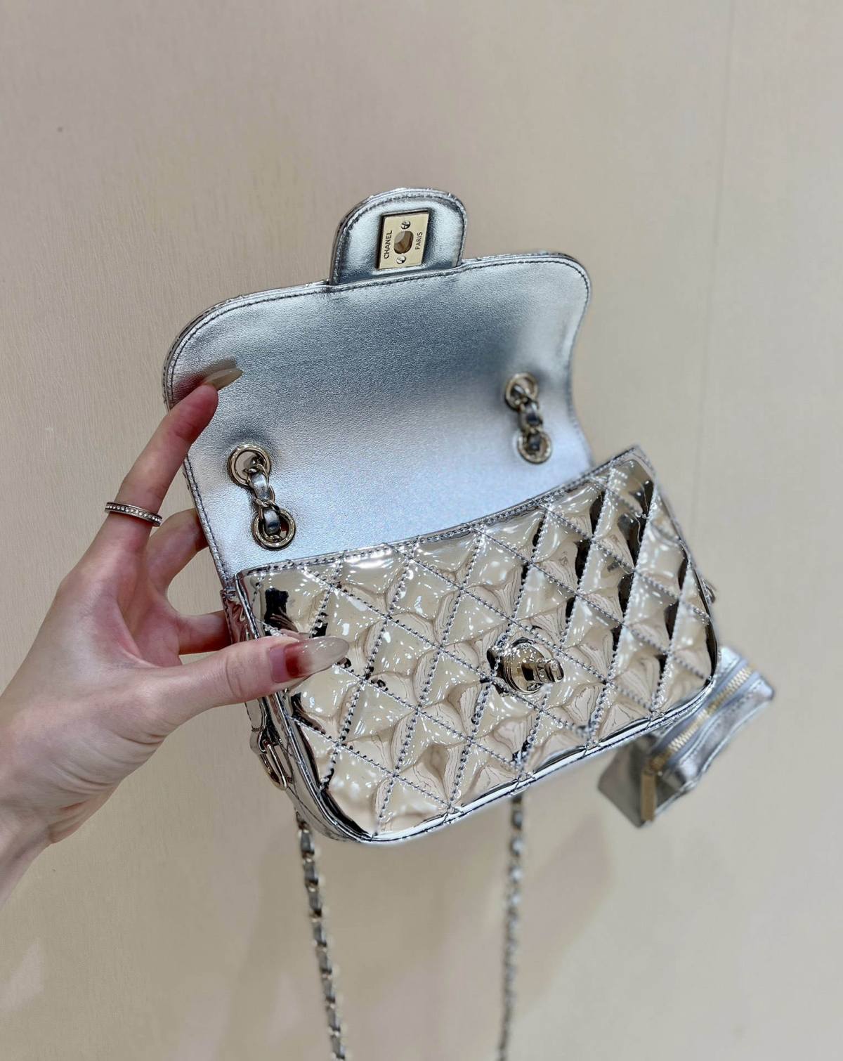 Exploring Ellebag’s Top-Grade Replica of the Chanel Classic Flap Chain Bag: A 12.5cm x 19cm Shiny Silver Edition with Gunmetal Hardware(2025 Mar Updated)-最好的質量假路易威登包網上商店，複製設計師包 ru