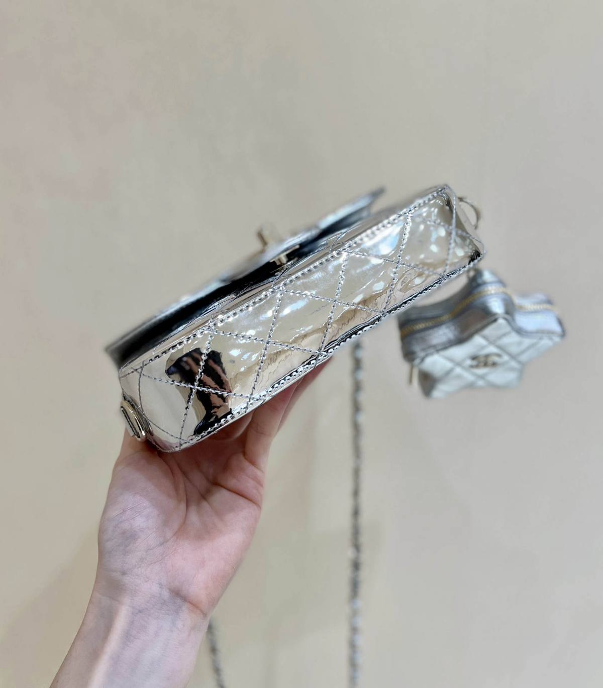 Exploring Ellebag’s Top-Grade Replica of the Chanel Classic Flap Chain Bag: A 12.5cm x 19cm Shiny Silver Edition with Gunmetal Hardware(2025 Mar Updated)-最好的質量假路易威登包網上商店，複製設計師包 ru