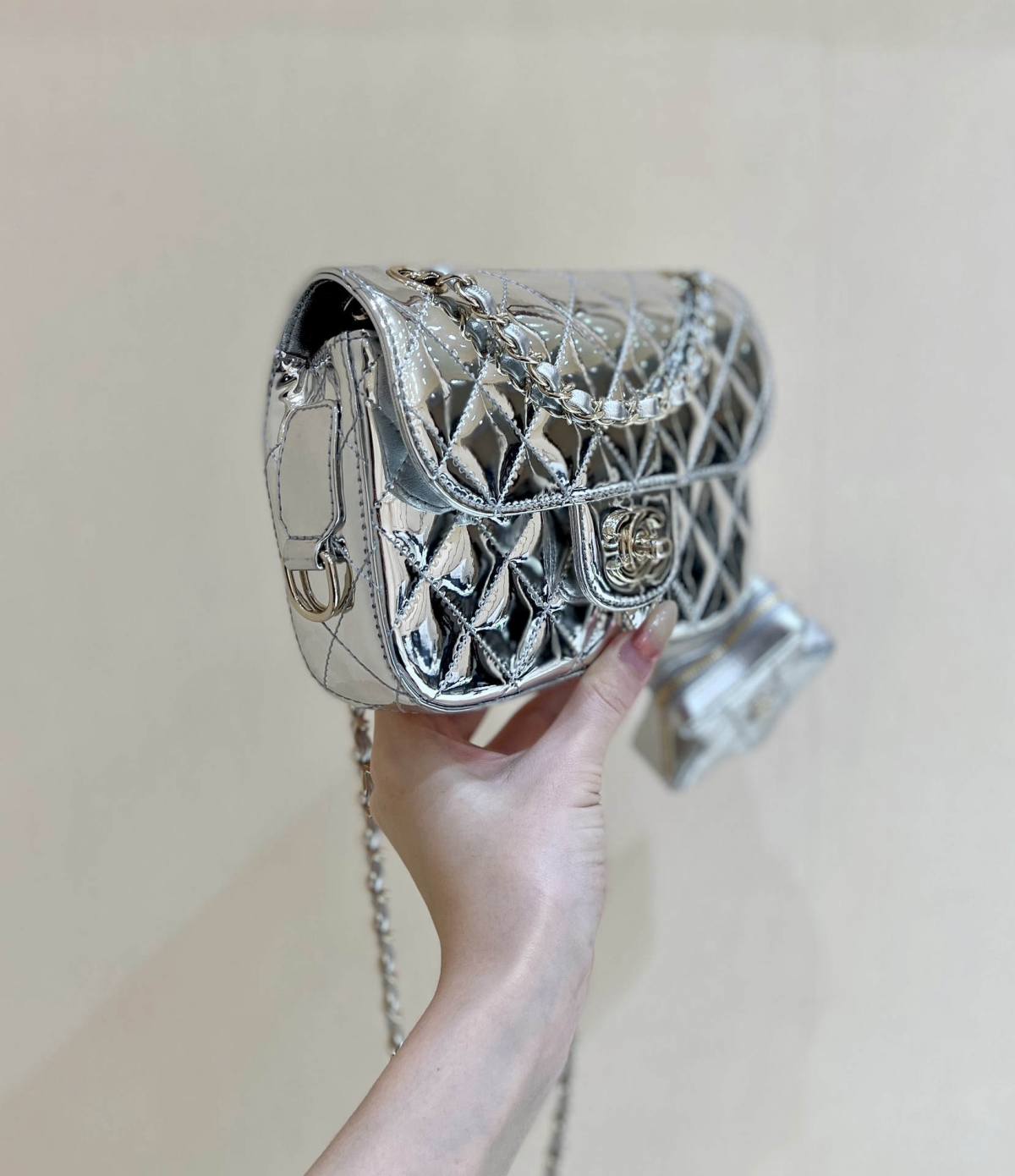 Exploring Ellebag’s Top-Grade Replica of the Chanel Classic Flap Chain Bag: A 12.5cm x 19cm Shiny Silver Edition with Gunmetal Hardware(2025 Mar Updated)-最好的質量假路易威登包網上商店，複製設計師包 ru