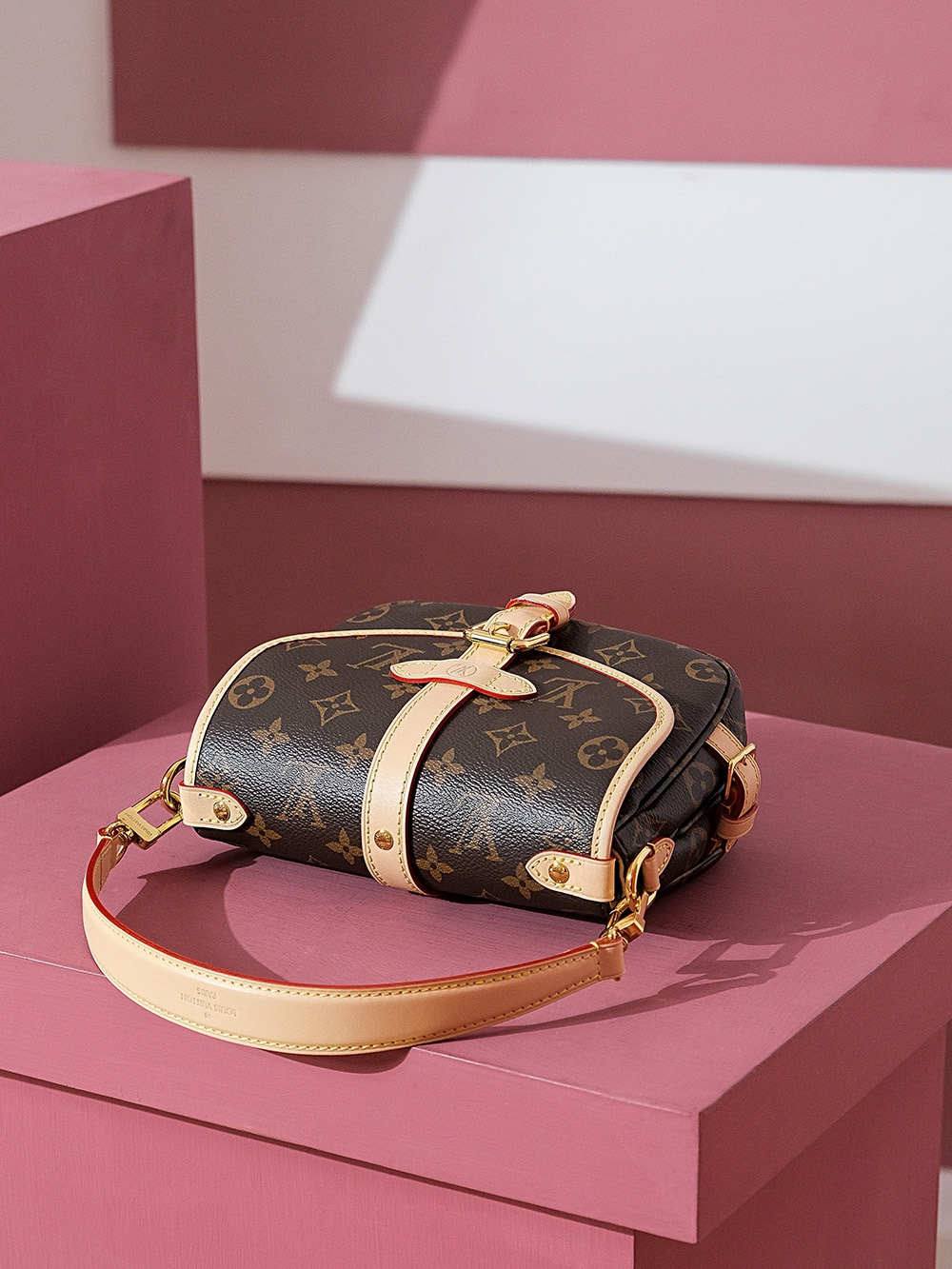 “Ellebag’s 1:1 Replica of Louis Vuitton Saumur BB M46740: A Timeless Blend of Heritage and Modern Functionality”(2025 Mar Updated)-Negozio in linea della borsa falsa di Louis Vuitton di migliore qualità, borsa del progettista della replica ru