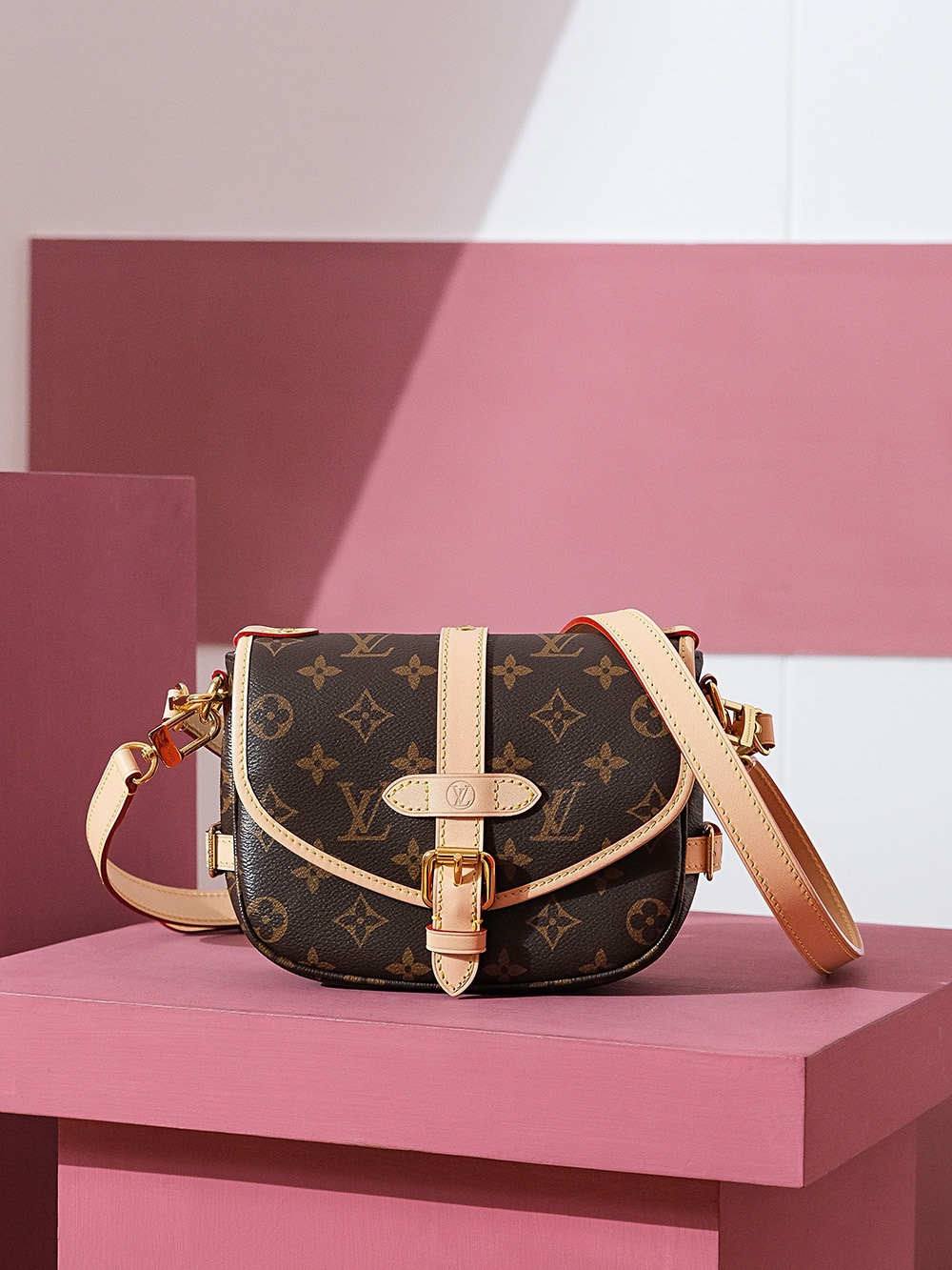 “Ellebag’s 1:1 Replica of Louis Vuitton Saumur BB M46740: A Timeless Blend of Heritage and Modern Functionality”(2025 Mar Updated)-Negozio in linea della borsa falsa di Louis Vuitton di migliore qualità, borsa del progettista della replica ru