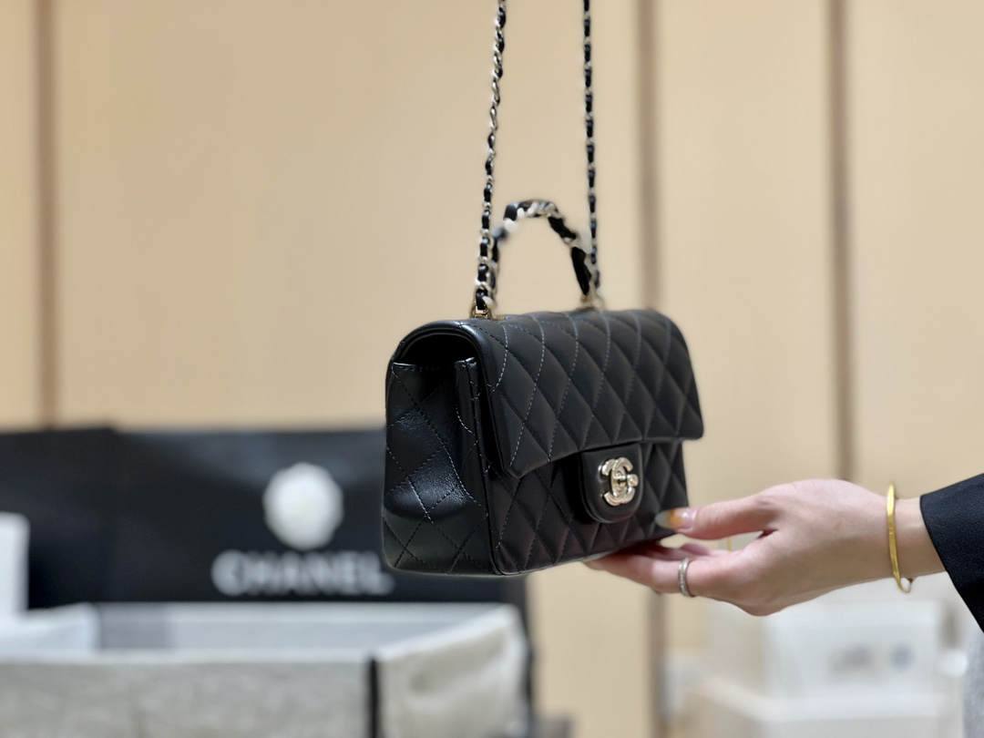 Exploring Ellebag’s Top-Grade Replica of the Chanel Classic Flap Mini Top Handle Bag: A 20cm Black Lambskin Icon(2025 Mar Updated)-Best Quality Fake Louis Vuitton Bag Online Store, Replica designer bag ru