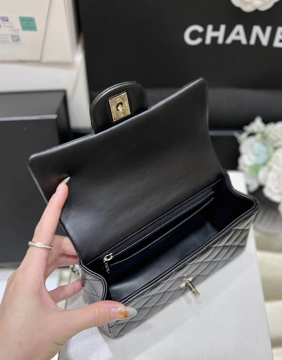 Exploring Ellebag’s Top-Grade Replica of the Chanel Classic Flap Mini Top Handle Bag: A 20cm Black Lambskin Icon(2025 Mar Updated)-Best Quality Fake Louis Vuitton Bag Online Store, Replica designer bag ru