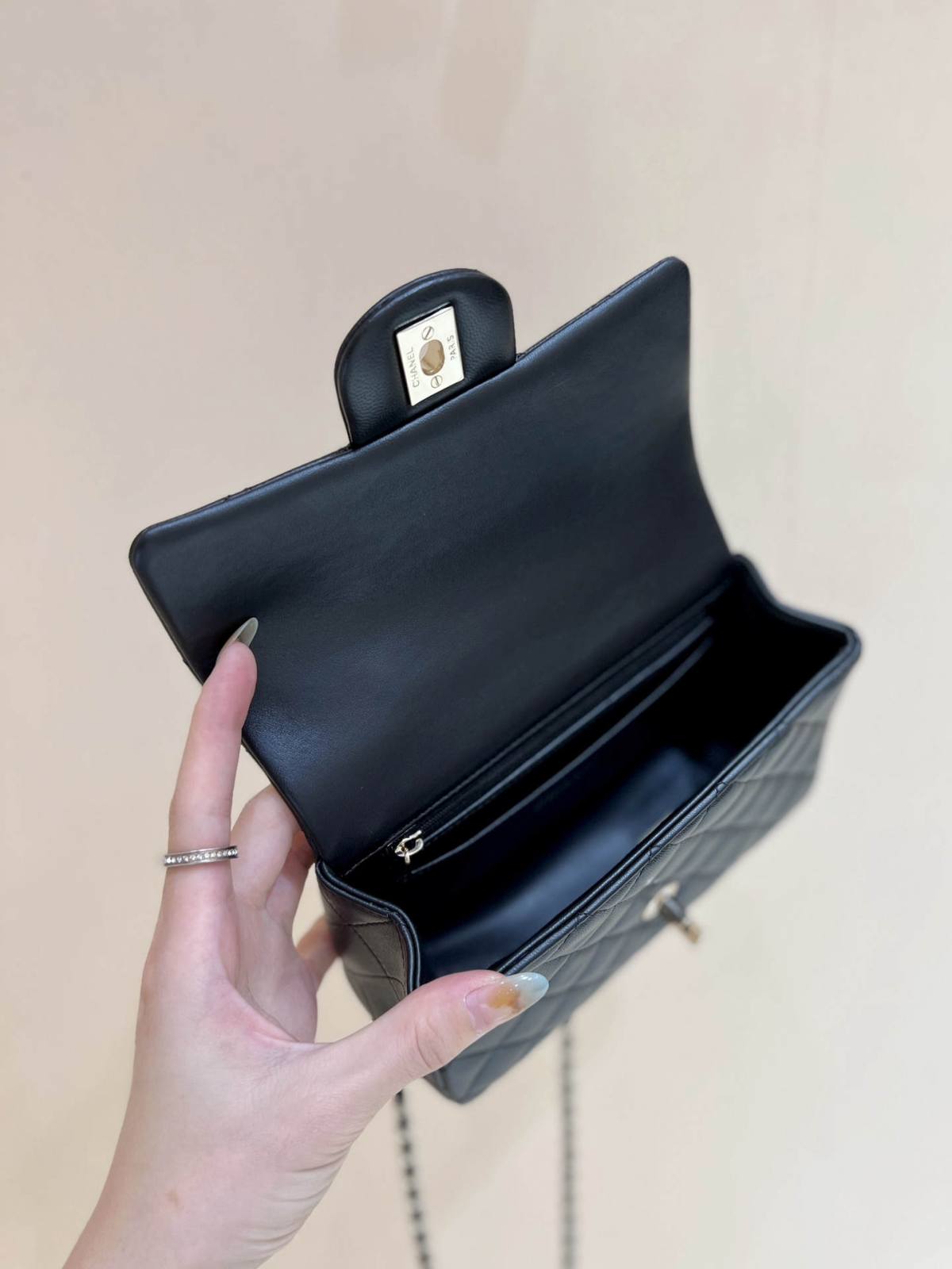 Exploring Ellebag’s Top-Grade Replica of the Chanel Classic Flap Mini Top Handle Bag: A 20cm Black Lambskin Icon(2025 Mar Updated)-Best Quality Fake Louis Vuitton Bag Online Store, Replica designer bag ru