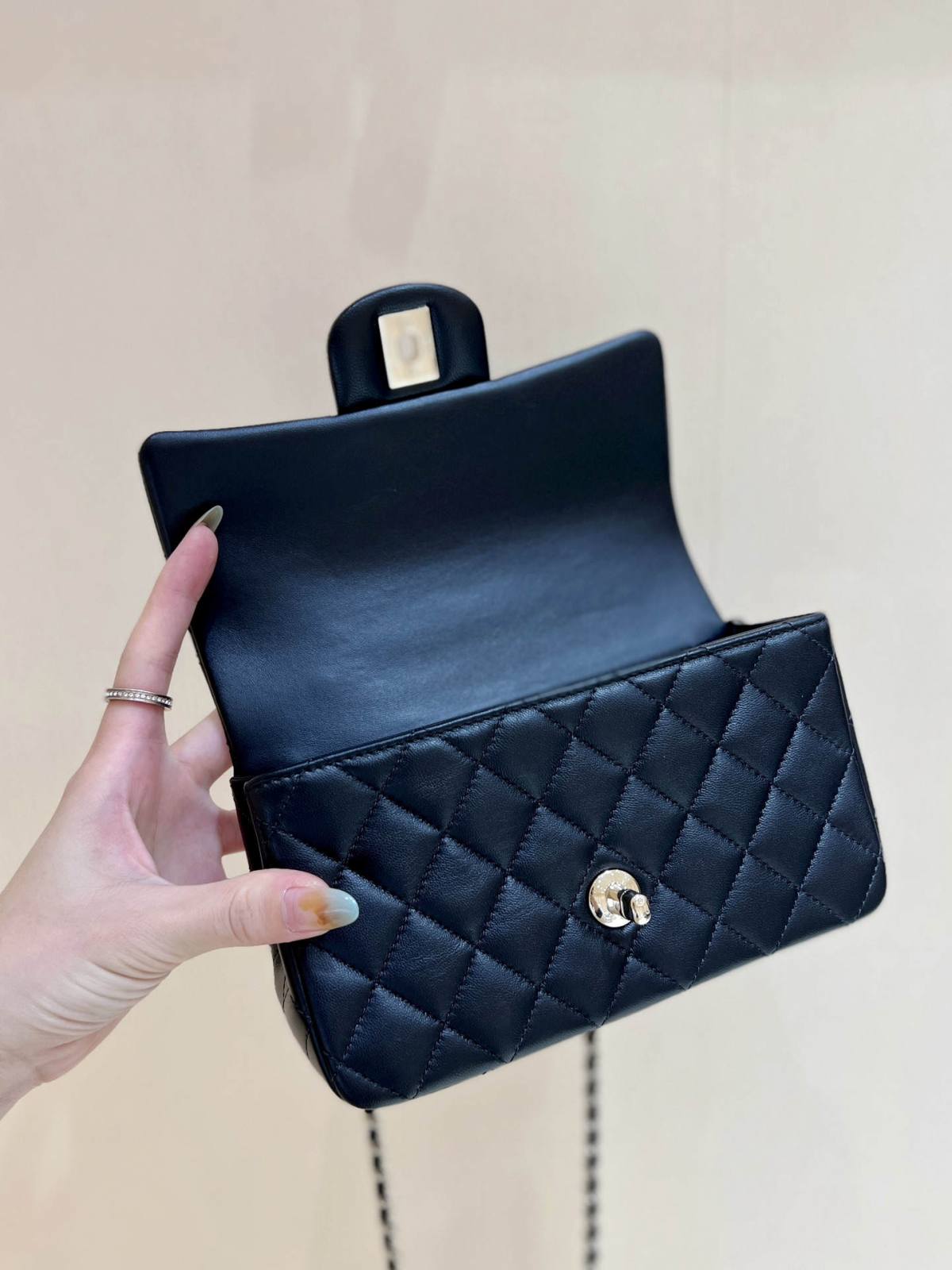 Exploring Ellebag’s Top-Grade Replica of the Chanel Classic Flap Mini Top Handle Bag: A 20cm Black Lambskin Icon(2025 Mar Updated)-Best Quality Fake Louis Vuitton Bag Online Store, Replica designer bag ru