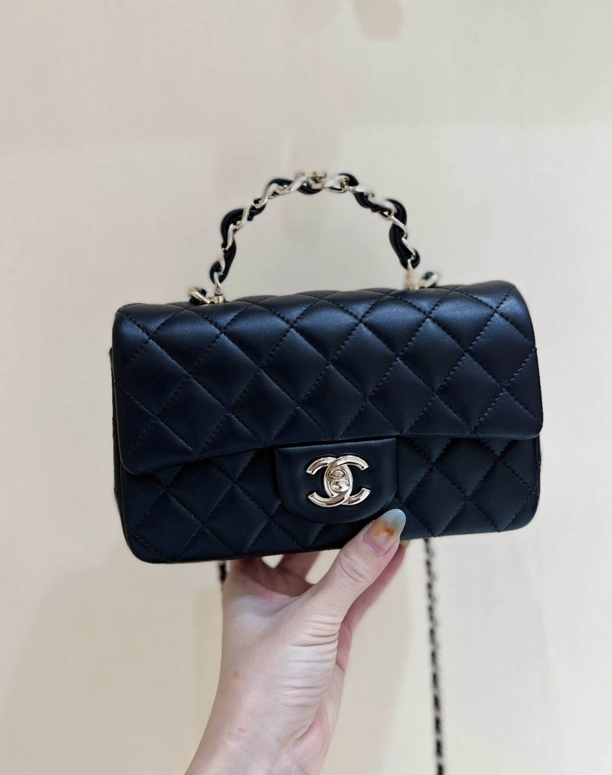 Exploring Ellebag’s Top-Grade Replica of the Chanel Classic Flap Mini Top Handle Bag: A 20cm Black Lambskin Icon(2025 Mar Updated)-Best Quality Fake Louis Vuitton Bag Online Store, Replica designer bag ru