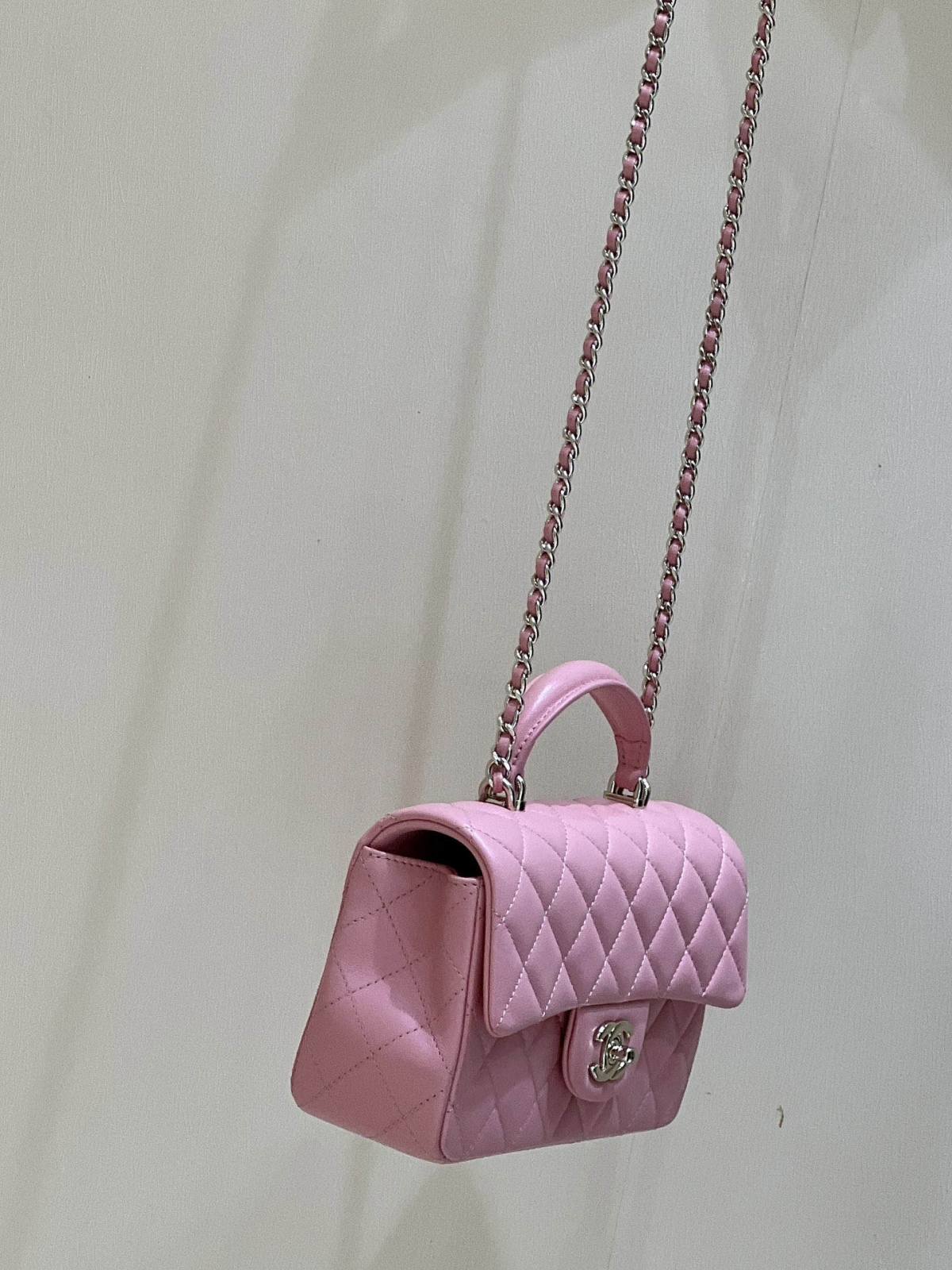 Exploring Ellebag’s Top-Grade Replica of the Chanel Classic Flap Mini Top Handle Bag: A 20cm Pink Lambskin Delight(2025 Mar Updated)-Best Quality Fake Louis Vuitton Bag Online Store, Replica designer bag ru