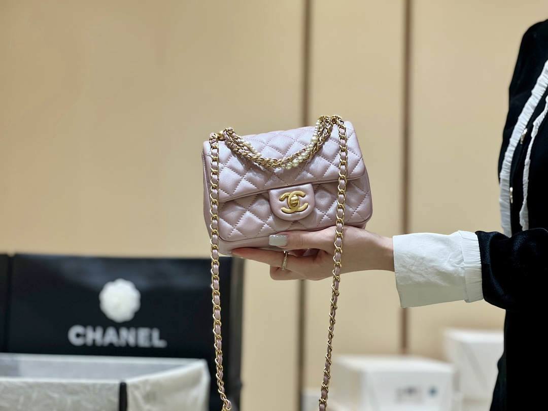 Exploring Ellebag’s Top-Grade Replica of the Chanel Mini Flap Bag with Pearl Chain: A 17cm Shiny Pink Lambskin Delight(2025 Mar Updated)-ຄຸນະພາບທີ່ດີທີ່ສຸດ Fake Louis Vuitton Bag Online Store, Replica designer bag ru