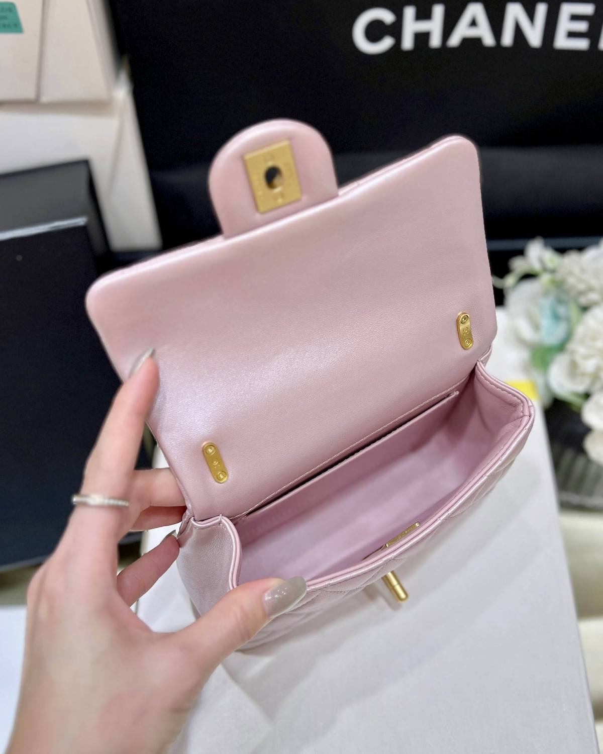 Exploring Ellebag’s Top-Grade Replica of the Chanel Mini Flap Bag with Pearl Chain: A 17cm Shiny Pink Lambskin Delight(2025 Mar Updated)-ຄຸນະພາບທີ່ດີທີ່ສຸດ Fake Louis Vuitton Bag Online Store, Replica designer bag ru