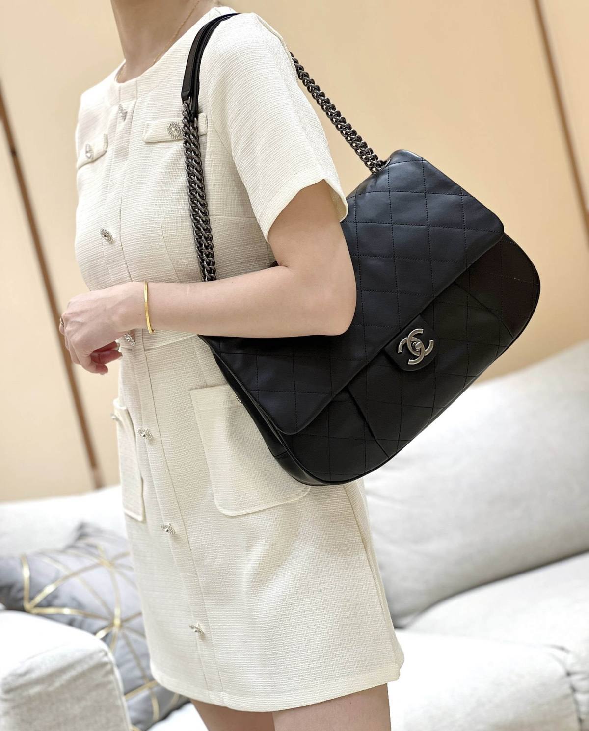 Exploring Ellebag’s Top-Grade Replica of the Chanel Vintage Shoulder Bag: A 34cm Black Classic with Gunmetal Hardware(2025 Mar Updated)-Best Quality Fake Louis Vuitton Bag Online Store, Replica designer bag ru