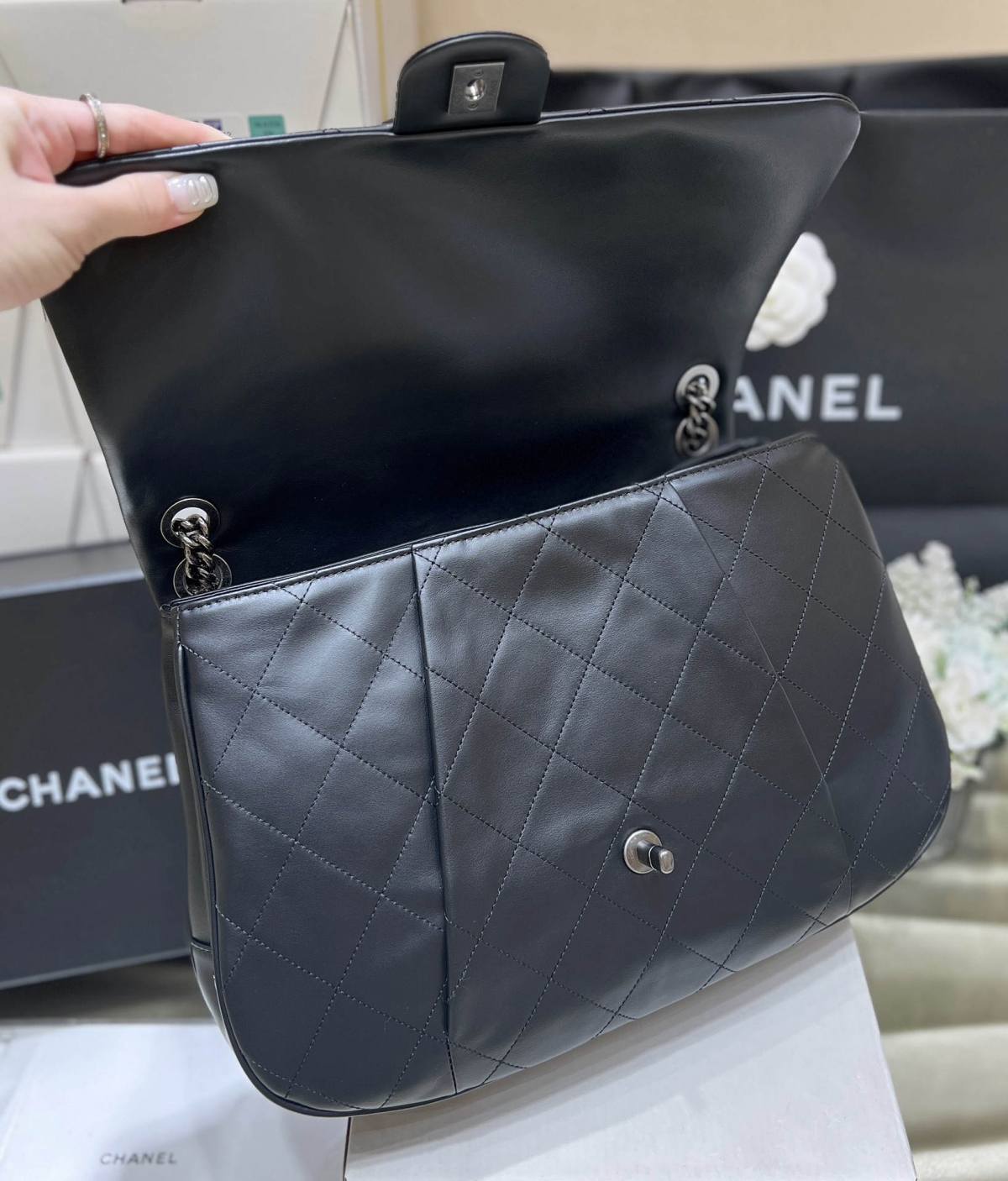 Exploring Ellebag’s Top-Grade Replica of the Chanel Vintage Shoulder Bag: A 34cm Black Classic with Gunmetal Hardware(2025 Mar Updated)-Best Quality Fake Louis Vuitton Bag Online Store, Replica designer bag ru