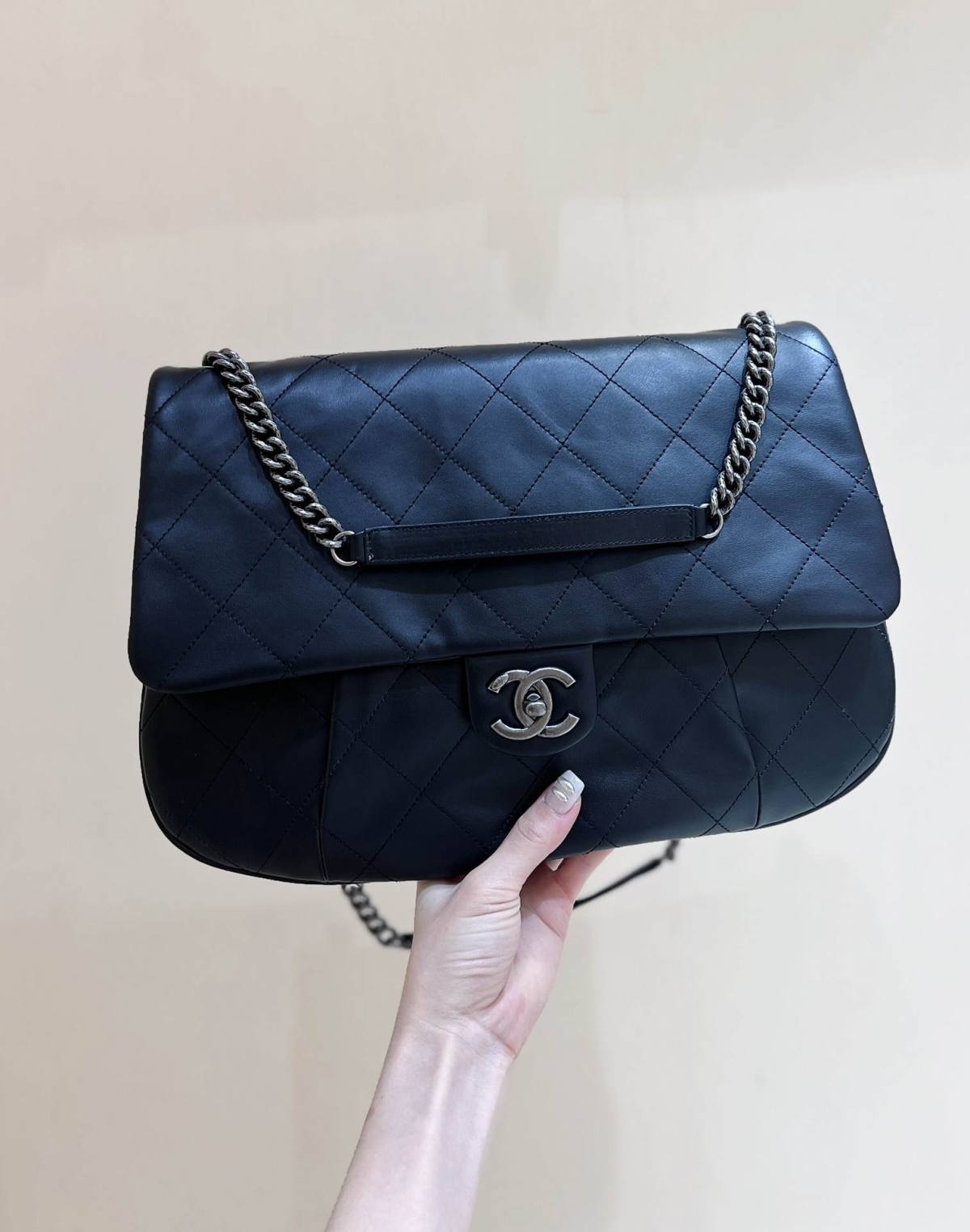 Exploring Ellebag’s Top-Grade Replica of the Chanel Vintage Shoulder Bag: A 34cm Black Classic with Gunmetal Hardware(2025 Mar Updated)-Best Quality Fake Louis Vuitton Bag Online Store, Replica designer bag ru