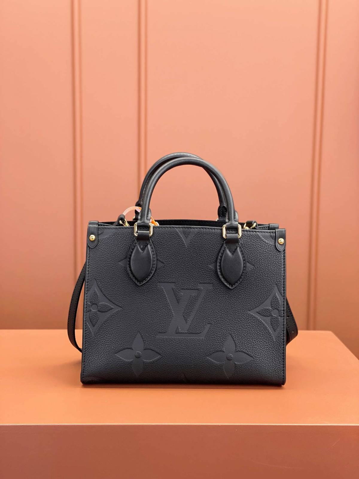 Ellebag’s 1:1 Replica of the Louis Vuitton M45653 ONTHEGO Mini Handbag: A Tribute to Unmatched Craftsmanship and Style(2025 Mar Updated)-最高品質の偽のルイヴィトンバッグオンラインストア、レプリカデザイナーバッグru