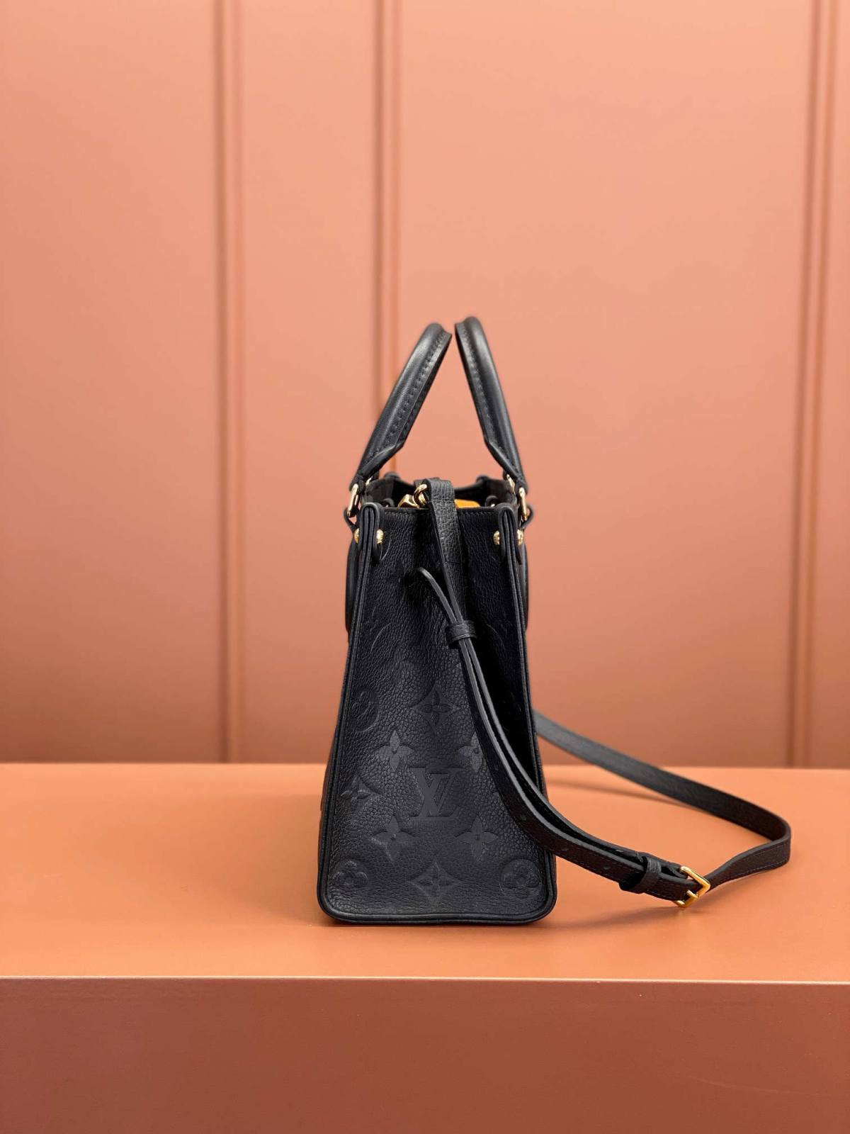 Ellebag’s 1:1 Replica of the Louis Vuitton M45653 ONTHEGO Mini Handbag: A Tribute to Unmatched Craftsmanship and Style(2025 Mar Updated)-最高品質の偽のルイヴィトンバッグオンラインストア、レプリカデザイナーバッグru