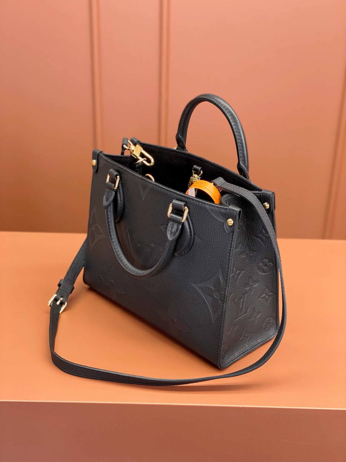 Ellebag’s 1:1 Replica of the Louis Vuitton M45653 ONTHEGO Mini Handbag: A Tribute to Unmatched Craftsmanship and Style(2025 Mar Updated)-最高品質の偽のルイヴィトンバッグオンラインストア、レプリカデザイナーバッグru