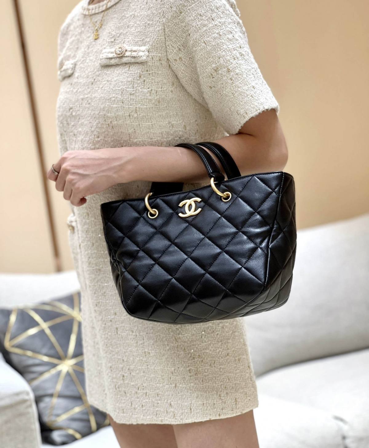 Exploring the Craftsmanship of Ellebag’s Top-Grade Replica: AS4188 Handbag in Black Lambskin with Gold Hardware(2025 Mar Updated)-Интернет-магазин поддельной сумки Louis Vuitton лучшего качества, копия дизайнерской сумки ru