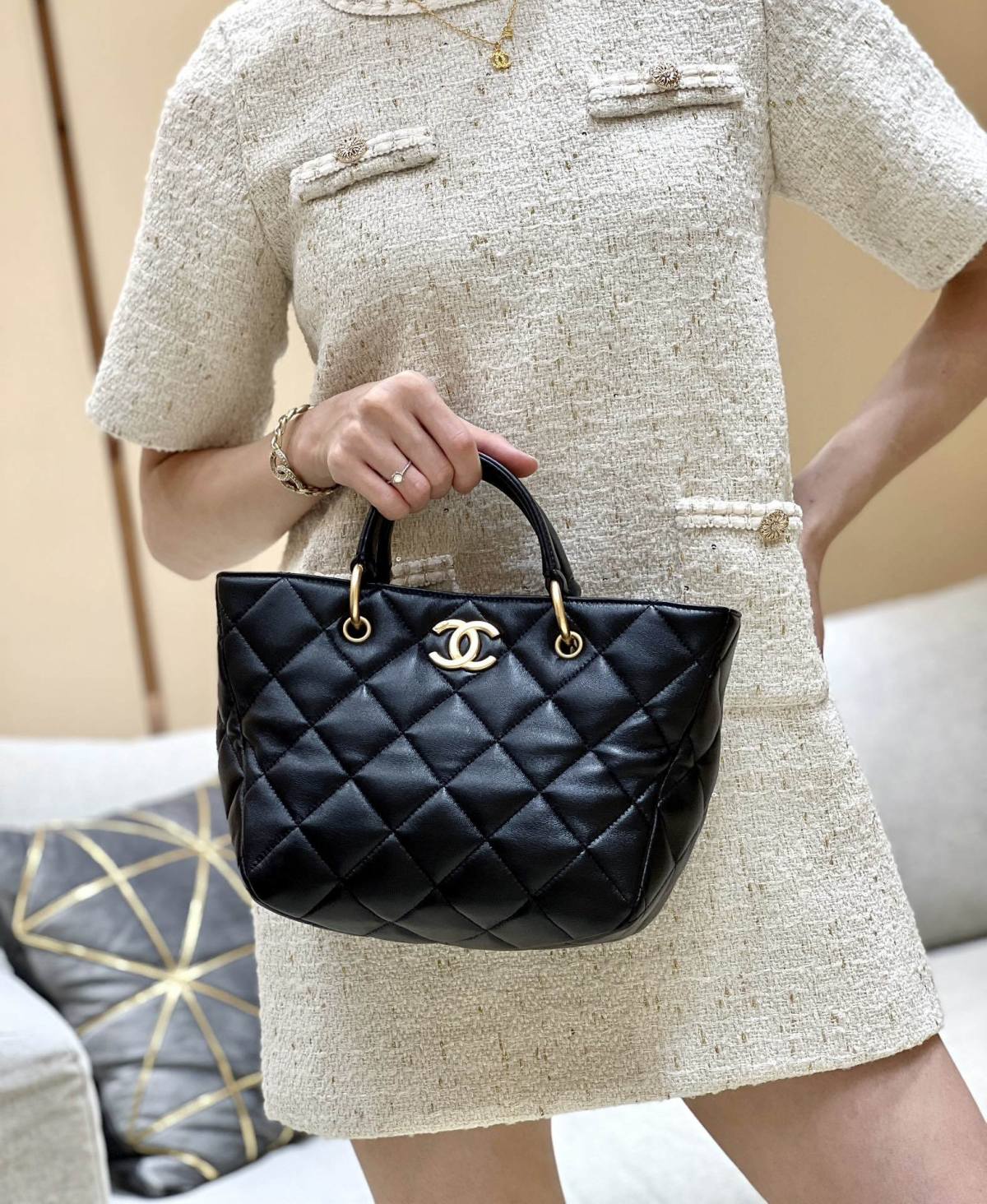 Exploring the Craftsmanship of Ellebag’s Top-Grade Replica: AS4188 Handbag in Black Lambskin with Gold Hardware(2025 Mar Updated)-Bescht Qualitéit Fake Louis Vuitton Bag Online Store, Replica Designer Bag ru