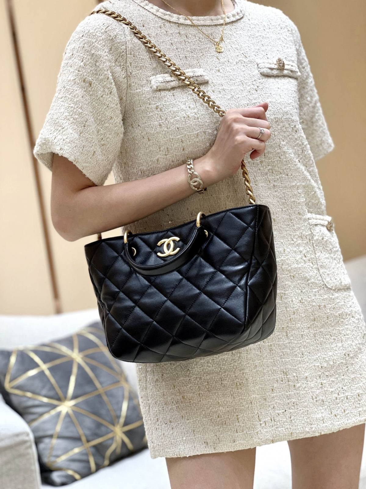 Exploring the Craftsmanship of Ellebag’s Top-Grade Replica: AS4188 Handbag in Black Lambskin with Gold Hardware(2025 Mar Updated)-Best Quality Fake Louis Vuitton Bag Online Store, Replica designer bag ru