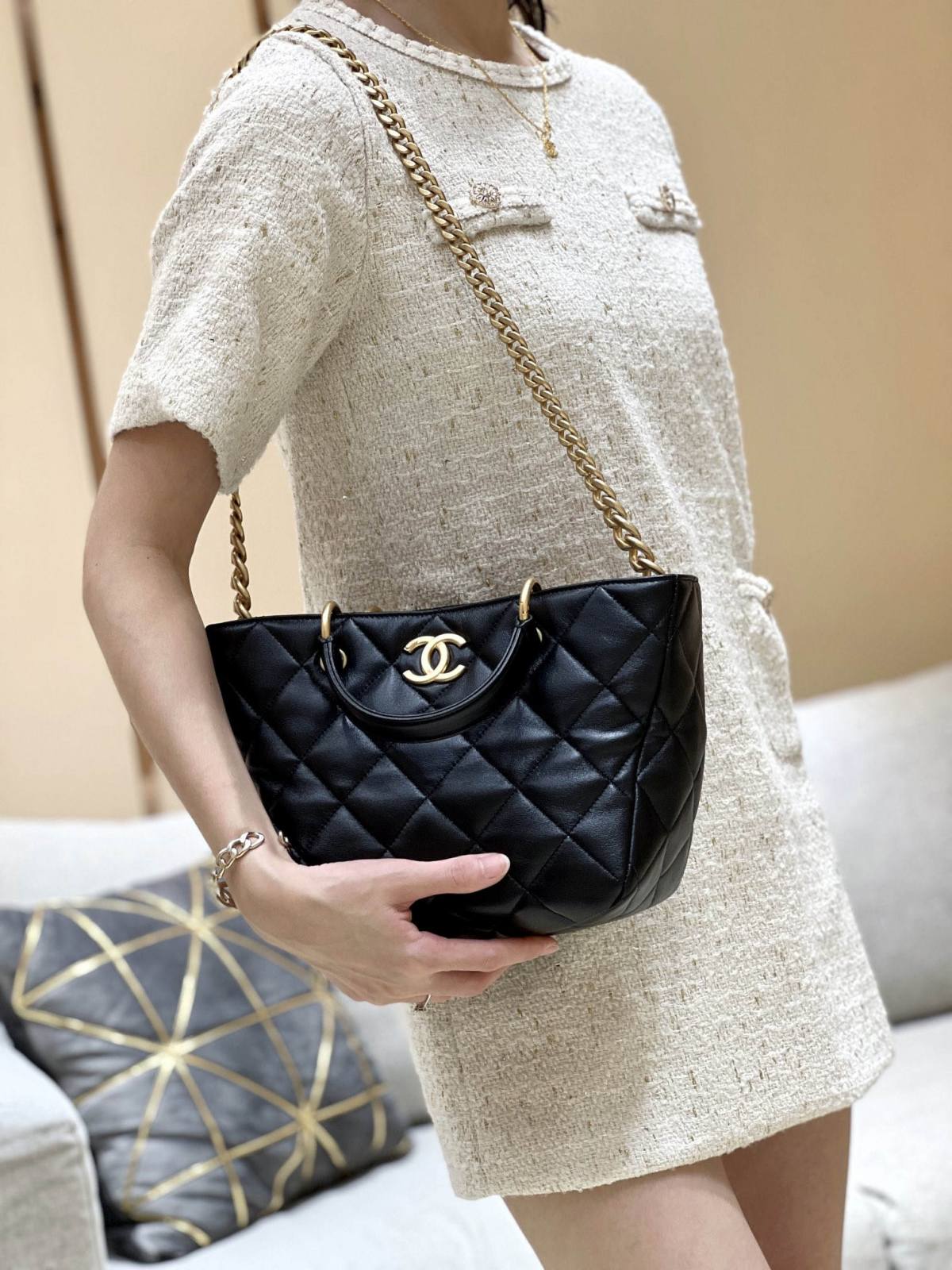 Exploring the Craftsmanship of Ellebag’s Top-Grade Replica: AS4188 Handbag in Black Lambskin with Gold Hardware(2025 Mar Updated)-Beste Qualität gefälschte Louis Vuitton-Taschen Online-Shop, Replik-Designer-Tasche ru