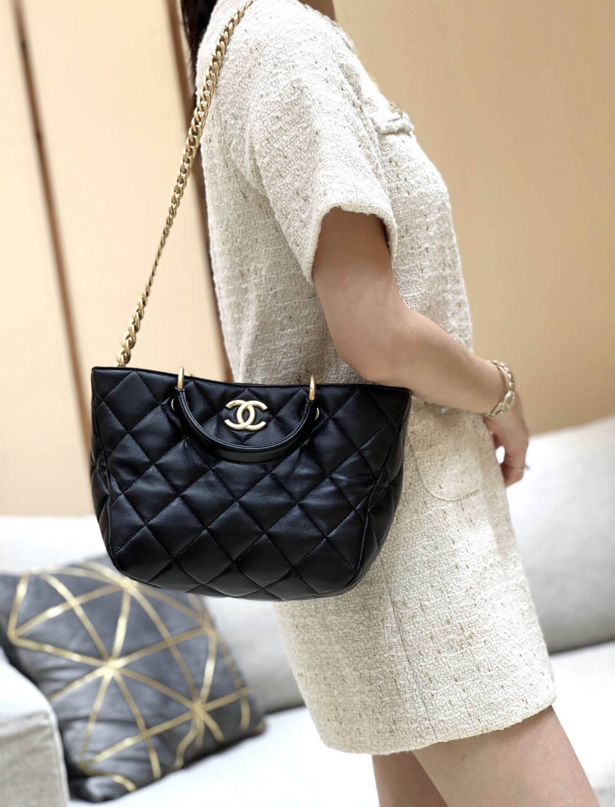 Exploring the Craftsmanship of Ellebag’s Top-Grade Replica: AS4188 Handbag in Black Lambskin with Gold Hardware(2025 Mar Updated)-Best Quality Fake Louis Vuitton Bag Online Store, Replica designer bag ru