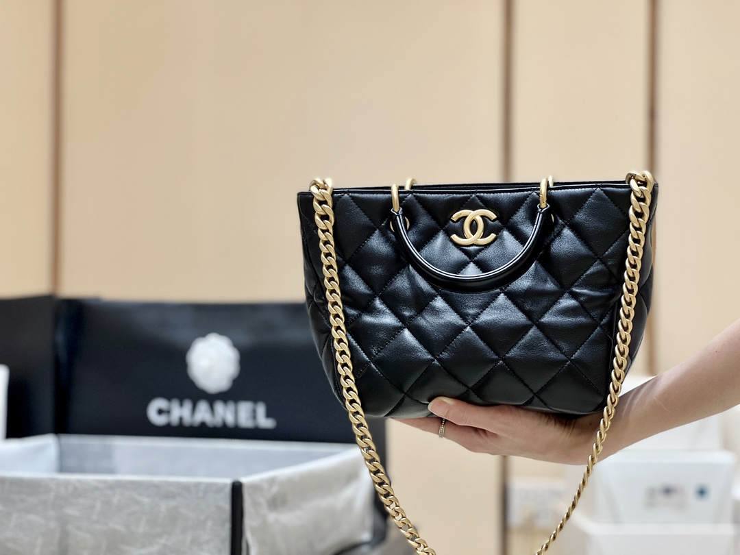 Exploring the Craftsmanship of Ellebag’s Top-Grade Replica: AS4188 Handbag in Black Lambskin with Gold Hardware(2025 Mar Updated)-ʻOi aku ka maikaʻi o ka ʻeke Louis Vuitton ʻeke hoʻopunipuni ma ka hale kūʻai pūnaewele, ʻeke hoʻolālā kope ru