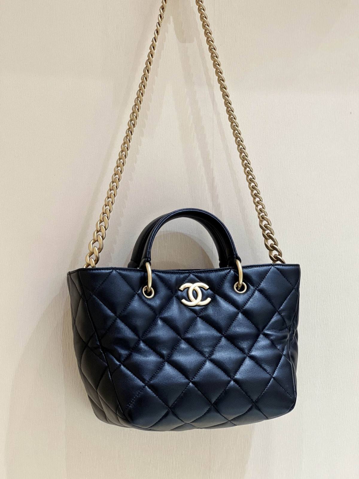 Exploring the Craftsmanship of Ellebag’s Top-Grade Replica: AS4188 Handbag in Black Lambskin with Gold Hardware(2025 Mar Updated)-Best Quality Fake Louis Vuitton Bag Online Store, Replica designer bag ru