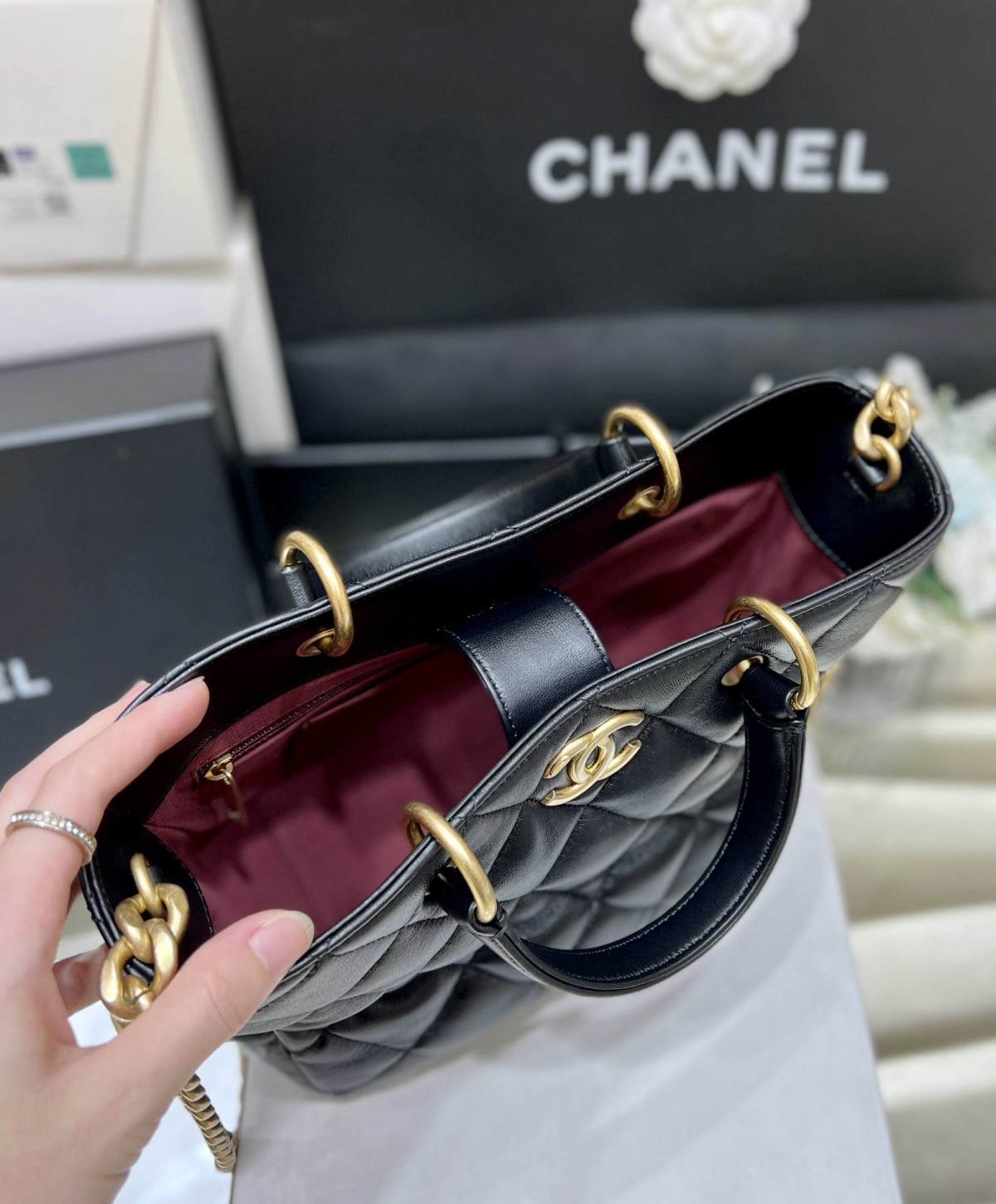 Exploring the Craftsmanship of Ellebag’s Top-Grade Replica: AS4188 Handbag in Black Lambskin with Gold Hardware(2025 Mar Updated)-Kedai Dalam Talian Beg Louis Vuitton Palsu Kualiti Terbaik, Beg reka bentuk replika ru