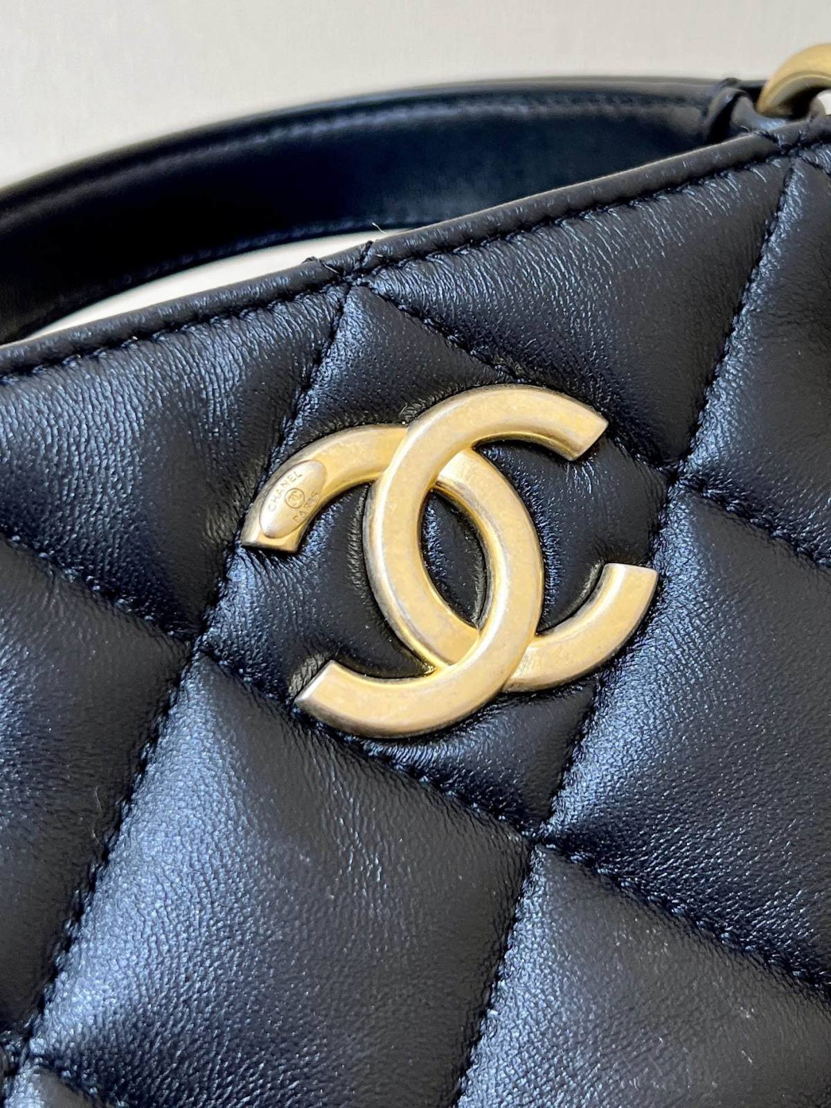 Exploring the Craftsmanship of Ellebag’s Top-Grade Replica: AS4188 Handbag in Black Lambskin with Gold Hardware(2025 Mar Updated)-Legjobb minőségű hamis Louis Vuitton táska online áruház, replika designer táska ru