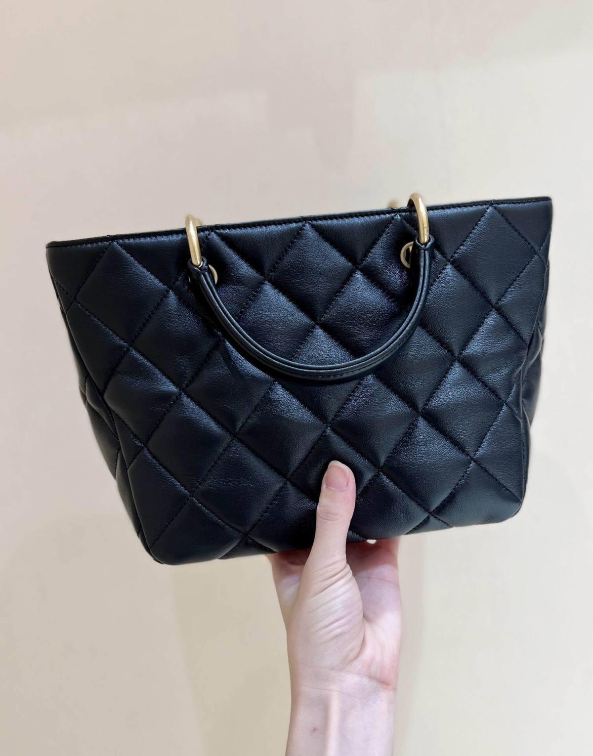 Exploring the Craftsmanship of Ellebag’s Top-Grade Replica: AS4188 Handbag in Black Lambskin with Gold Hardware(2025 Mar Updated)-ʻOi aku ka maikaʻi o ka ʻeke Louis Vuitton ʻeke hoʻopunipuni ma ka hale kūʻai pūnaewele, ʻeke hoʻolālā kope ru