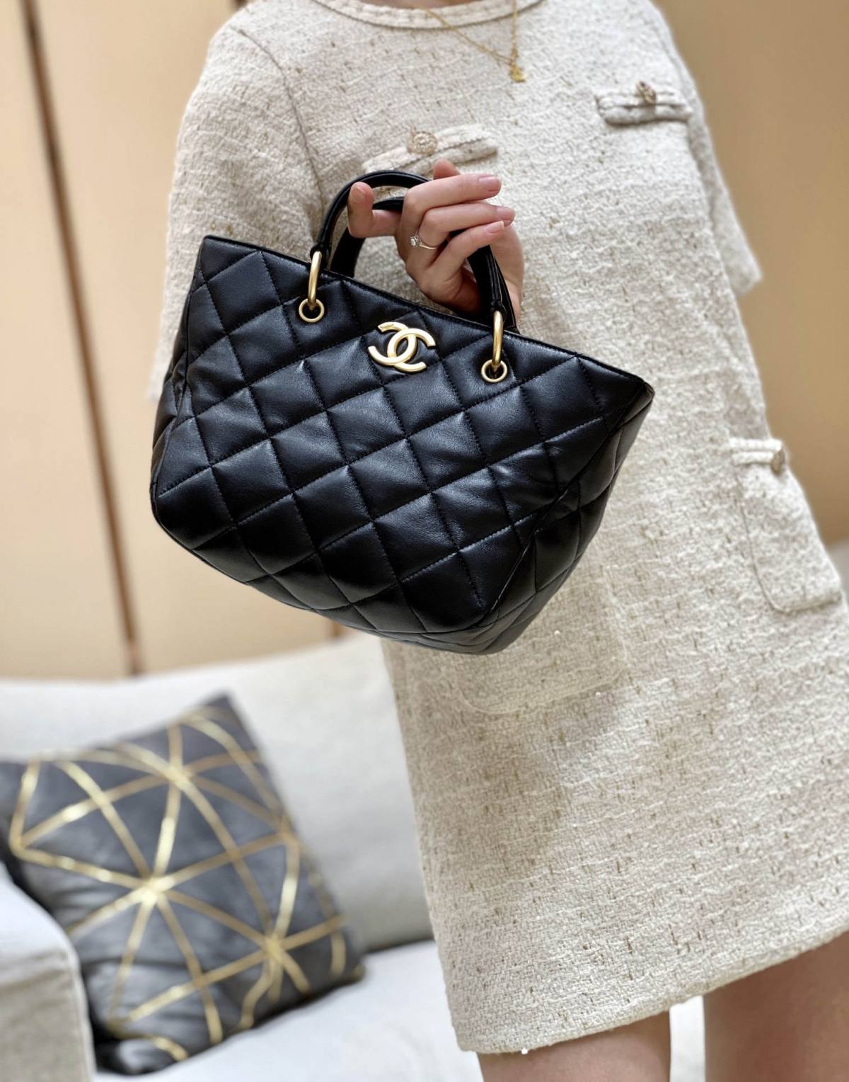 Exploring the Craftsmanship of Ellebag’s Top-Grade Replica: AS4188 Handbag in Black Lambskin with Gold Hardware(2025 Mar Updated)-Beste Qualität gefälschte Louis Vuitton-Taschen Online-Shop, Replik-Designer-Tasche ru