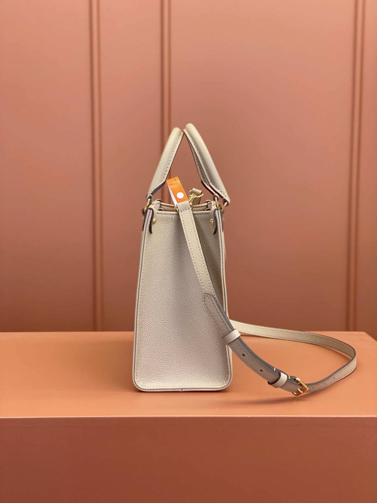 Ellebag’s 1:1 Replica of the Louis Vuitton M45779 ONTHEGO Mini Handbag: A Masterful Recreation of Timeless Luxury(2025 Mar Updated)-בעסטער קוואַליטעט שווינדל לוי ווויטטאָן באַג אָנליין קראָם, רעפּליקע דיזיינער זעקל רו