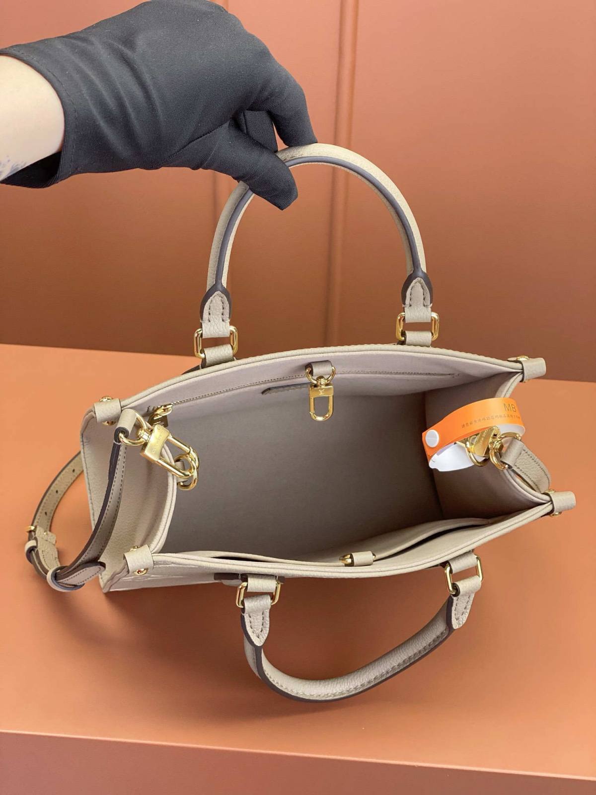 Ellebag’s 1:1 Replica of the Louis Vuitton M45779 ONTHEGO Mini Handbag: A Masterful Recreation of Timeless Luxury(2025 Mar Updated)-Botiga en línia de bosses falses de Louis Vuitton de millor qualitat, rèplica de bosses de disseny ru