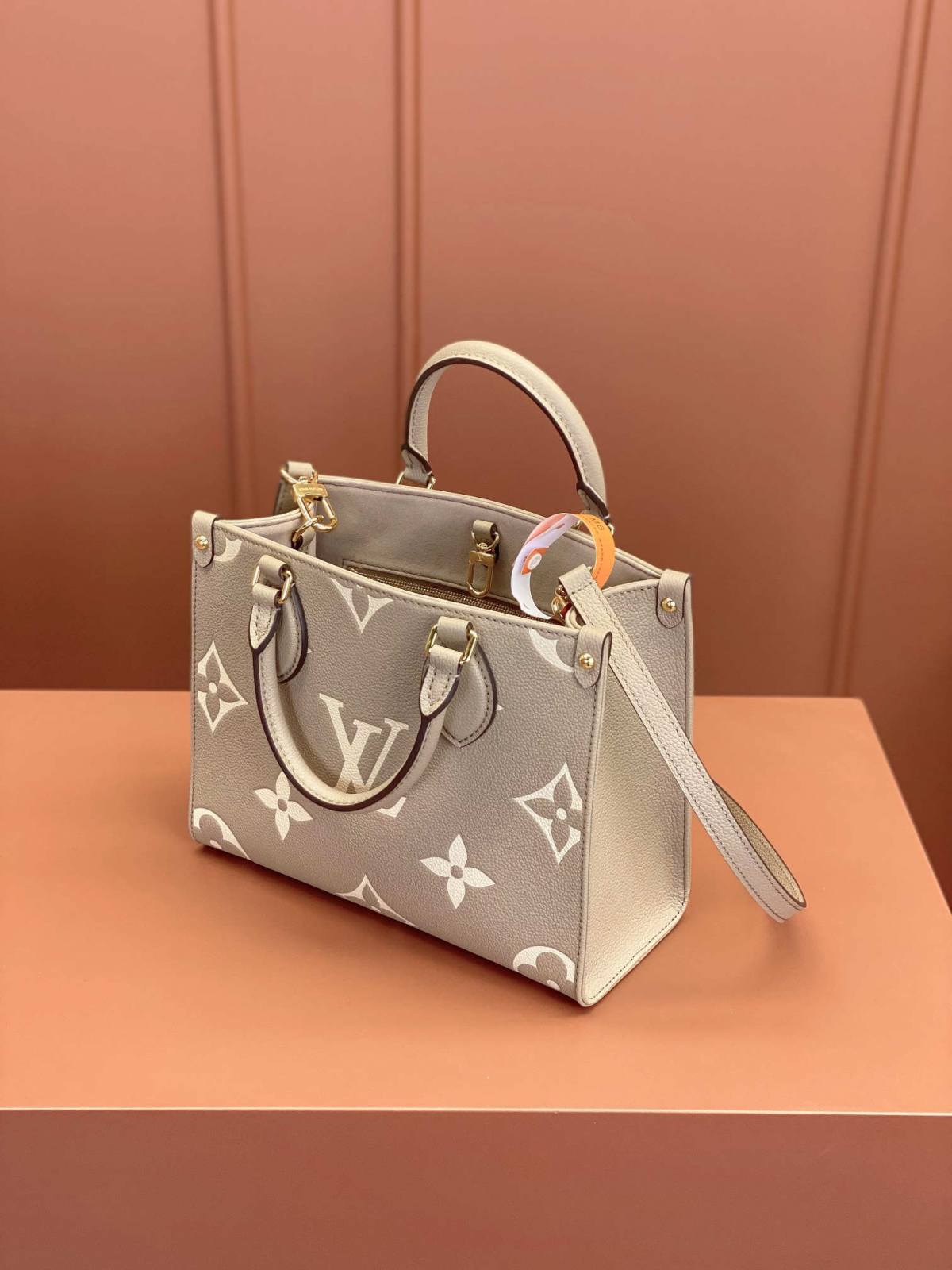 Ellebag’s 1:1 Replica of the Louis Vuitton M45779 ONTHEGO Mini Handbag: A Masterful Recreation of Timeless Luxury(2025 Mar Updated)-Լավագույն որակի կեղծ Louis Vuitton պայուսակների առցանց խանութ, Replica դիզայներական պայուսակ ru