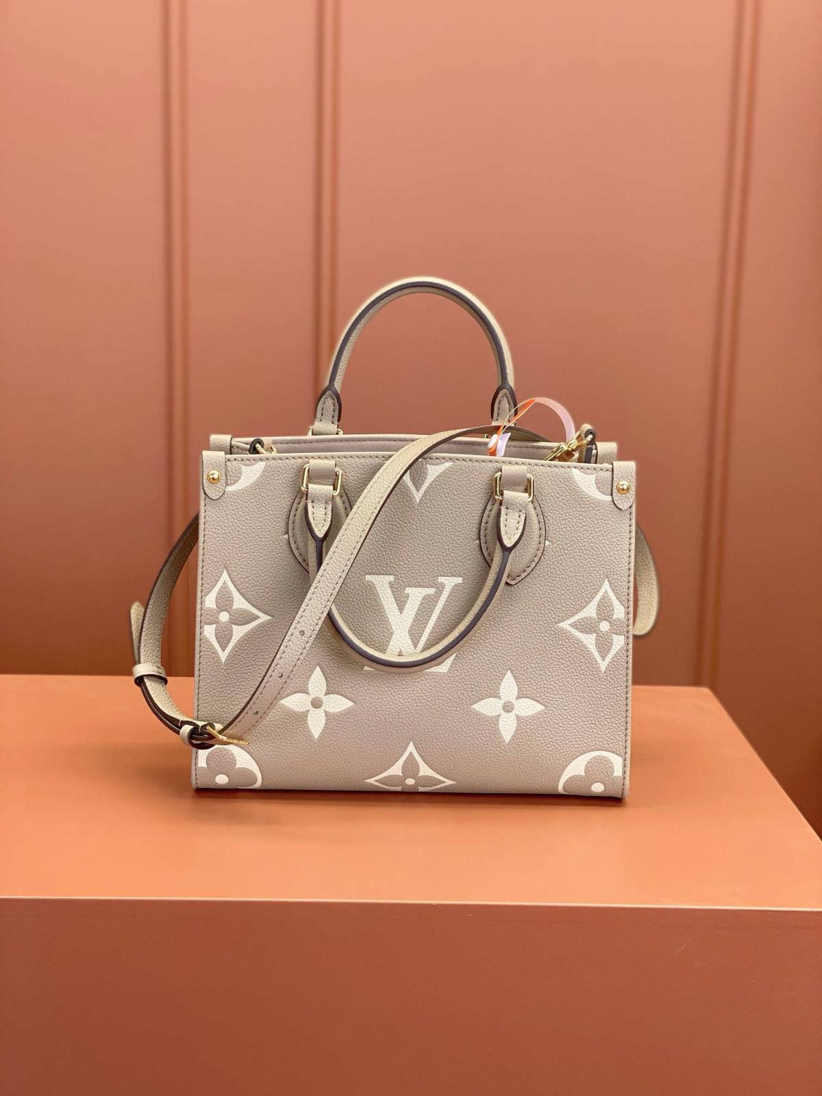 Ellebag’s 1:1 Replica of the Louis Vuitton M45779 ONTHEGO Mini Handbag: A Masterful Recreation of Timeless Luxury(2025 Mar Updated)-בעסטער קוואַליטעט שווינדל לוי ווויטטאָן באַג אָנליין קראָם, רעפּליקע דיזיינער זעקל רו