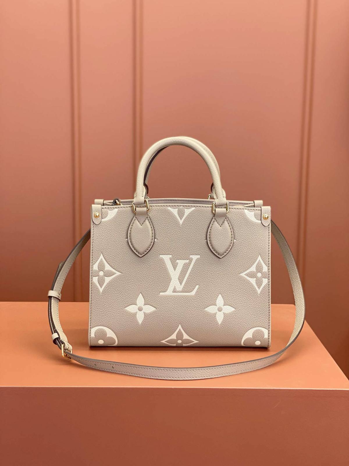 Ellebag’s 1:1 Replica of the Louis Vuitton M45779 ONTHEGO Mini Handbag: A Masterful Recreation of Timeless Luxury(2025 Mar Updated)-Legjobb minőségű hamis Louis Vuitton táska online áruház, replika designer táska ru