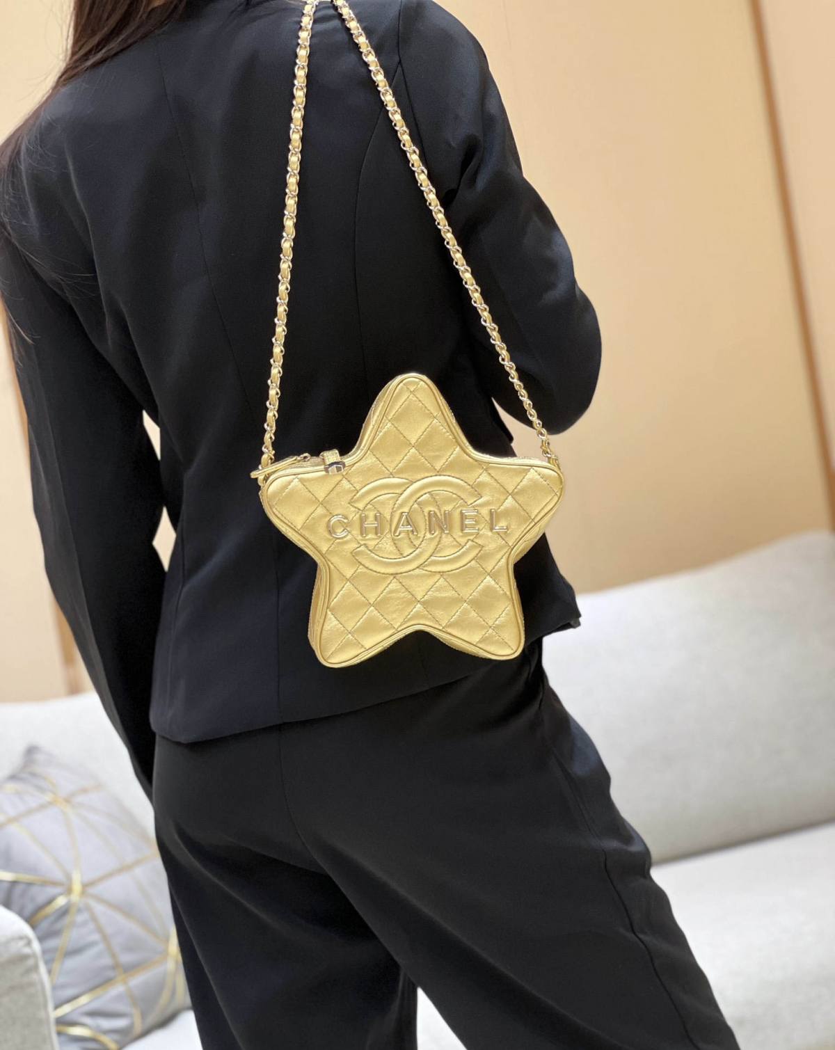 Exploring the Craftsmanship of Ellebag’s Top-Grade Replica: AS4579 Handbag in Shiny Finish with Champagne Gold Hardware(2025 Mar Updated)-L-Aħjar Kwalità Foloz Louis Vuitton Bag Online Store, Replica designer bag ru