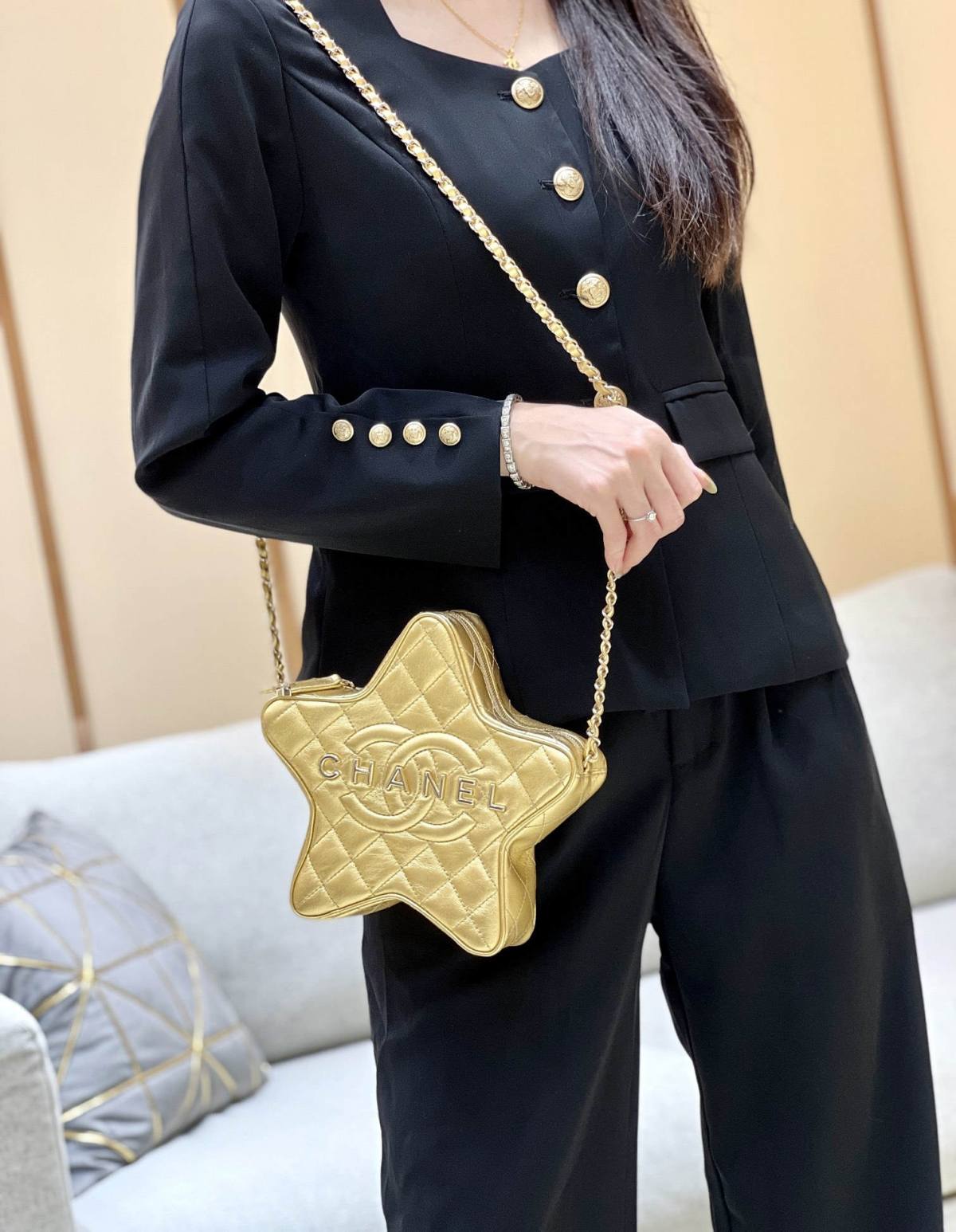 Exploring the Craftsmanship of Ellebag’s Top-Grade Replica: AS4579 Handbag in Shiny Finish with Champagne Gold Hardware(2025 Mar Updated)-ហាងអនឡាញកាបូប Louis Vuitton ក្លែងក្លាយដែលមានគុណភាពល្អបំផុត កាបូបអ្នករចនាម៉ូដចម្លង ru