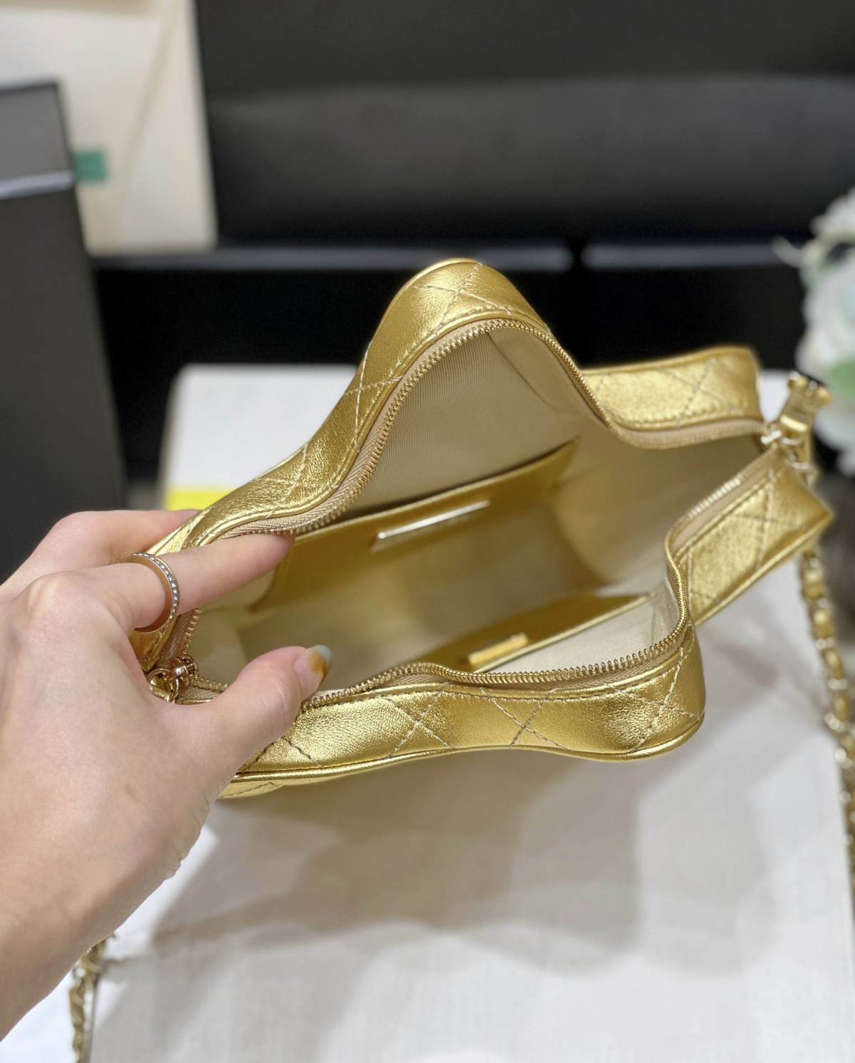 Exploring the Craftsmanship of Ellebag’s Top-Grade Replica: AS4579 Handbag in Shiny Finish with Champagne Gold Hardware(2025 Mar Updated)-Kedai Dalam Talian Beg Louis Vuitton Palsu Kualiti Terbaik, Beg reka bentuk replika ru