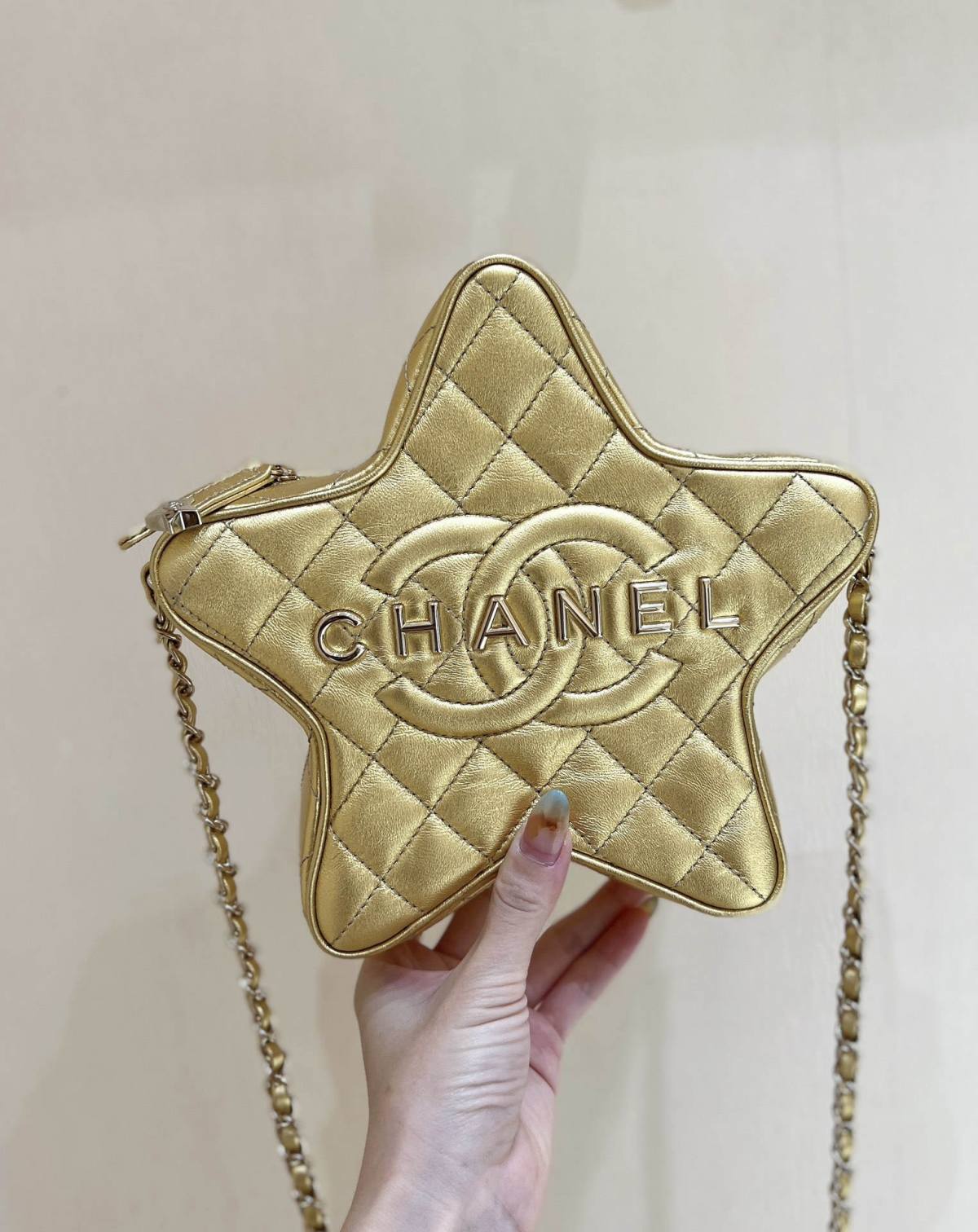 Exploring the Craftsmanship of Ellebag’s Top-Grade Replica: AS4579 Handbag in Shiny Finish with Champagne Gold Hardware(2025 Mar Updated)-Botiga en línia de bosses falses de Louis Vuitton de millor qualitat, rèplica de bosses de disseny ru