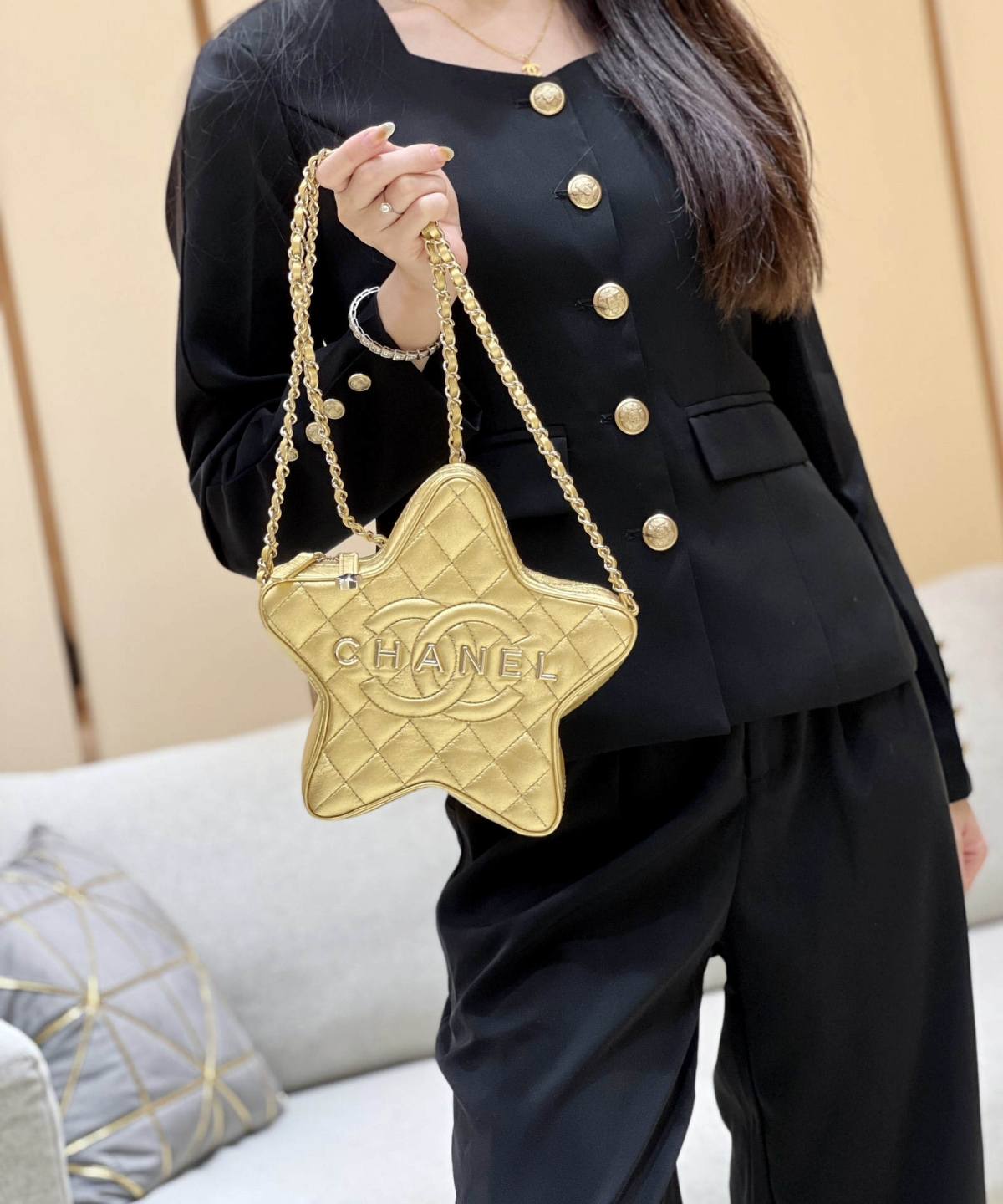 Exploring the Craftsmanship of Ellebag’s Top-Grade Replica: AS4579 Handbag in Shiny Finish with Champagne Gold Hardware(2025 Mar Updated)-ហាងអនឡាញកាបូប Louis Vuitton ក្លែងក្លាយដែលមានគុណភាពល្អបំផុត កាបូបអ្នករចនាម៉ូដចម្លង ru