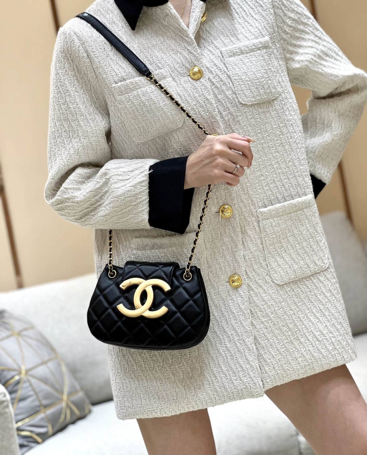 Exploring the Craftsmanship of Ellebag’s Top-Grade Replica: AS4609 Handbag in Black Lambskin with Gold Hardware(2025 Mar Updated)-Best Quality adịgboroja Louis vuitton akpa Online Store, oyiri mmebe akpa ru