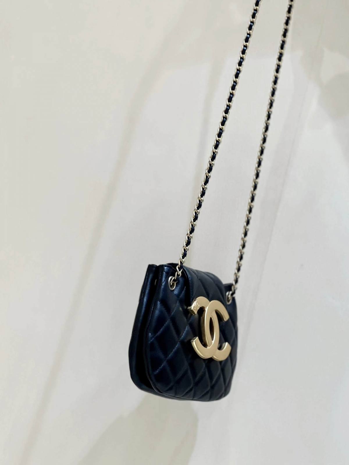 Exploring the Craftsmanship of Ellebag’s Top-Grade Replica: AS4609 Handbag in Black Lambskin with Gold Hardware(2025 Mar Updated)-Umgangatho ogqwesileyo woMgangatho weFake weLouis Vuitton kwiVenkile ye-Intanethi, ibhegi yomyili weReplica ru