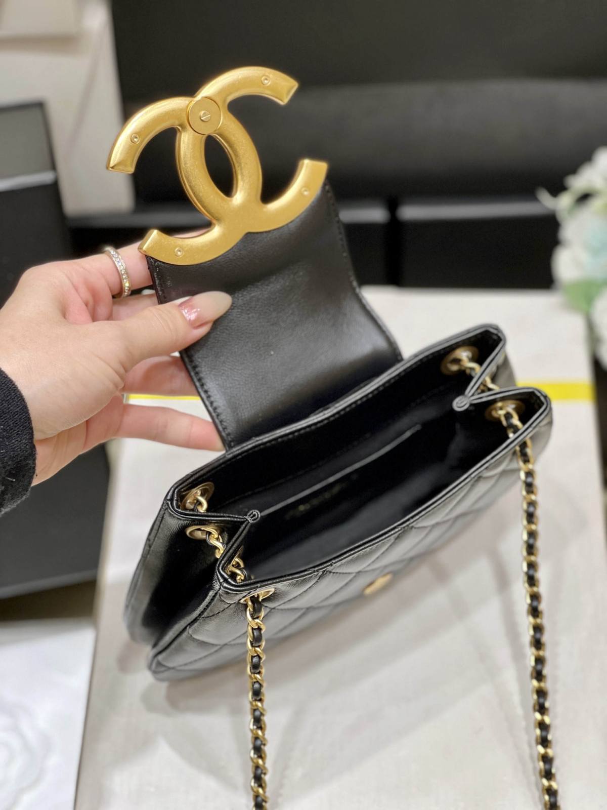 Exploring the Craftsmanship of Ellebag’s Top-Grade Replica: AS4609 Handbag in Black Lambskin with Gold Hardware(2025 Mar Updated)-ʻOi aku ka maikaʻi o ka ʻeke Louis Vuitton ʻeke hoʻopunipuni ma ka hale kūʻai pūnaewele, ʻeke hoʻolālā kope ru