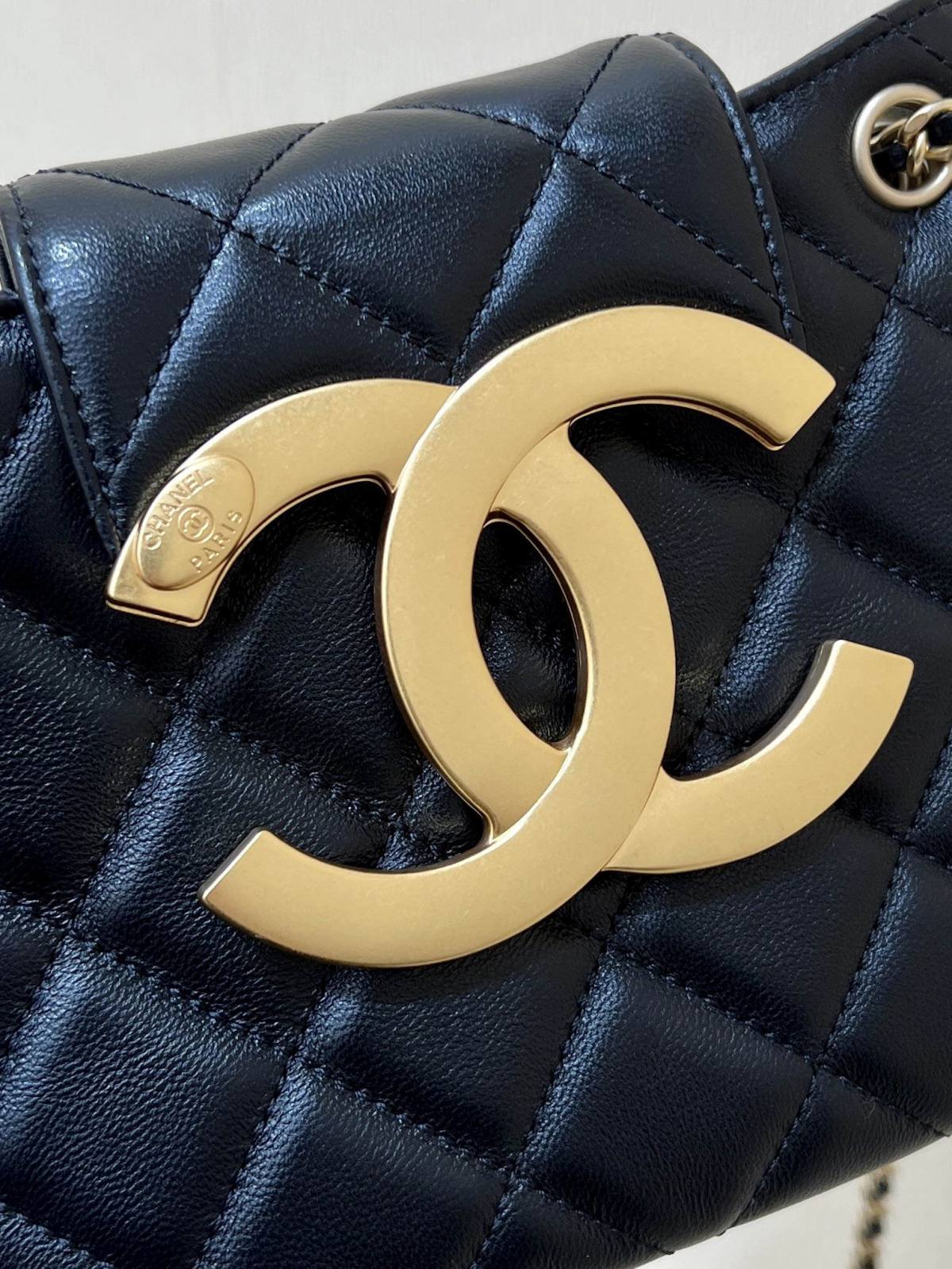 Exploring the Craftsmanship of Ellebag’s Top-Grade Replica: AS4609 Handbag in Black Lambskin with Gold Hardware(2025 Mar Updated)-Umgangatho ogqwesileyo woMgangatho weFake weLouis Vuitton kwiVenkile ye-Intanethi, ibhegi yomyili weReplica ru