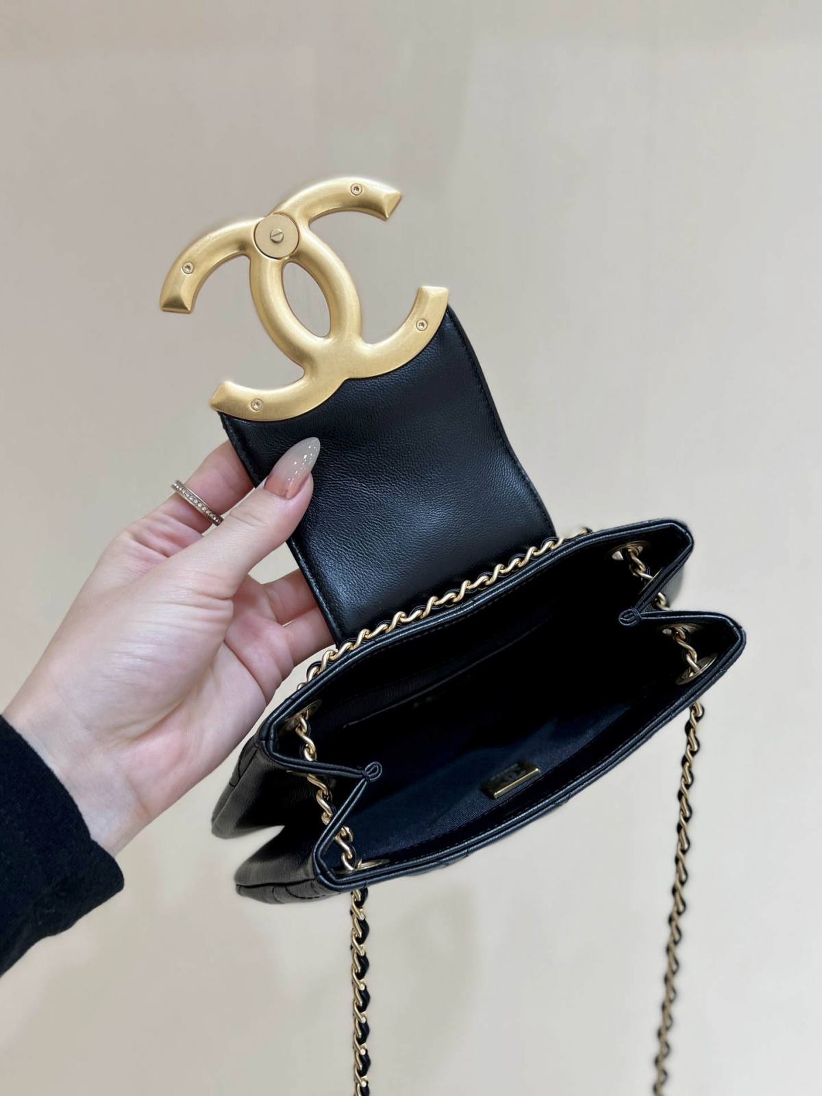 Exploring the Craftsmanship of Ellebag’s Top-Grade Replica: AS4609 Handbag in Black Lambskin with Gold Hardware(2025 Mar Updated)-Botiga en línia de bosses falses de Louis Vuitton de millor qualitat, rèplica de bosses de disseny ru