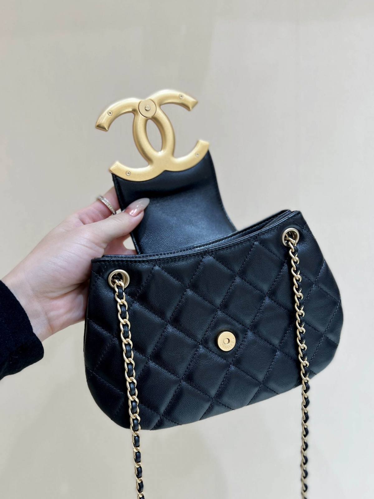 Exploring the Craftsmanship of Ellebag’s Top-Grade Replica: AS4609 Handbag in Black Lambskin with Gold Hardware(2025 Mar Updated)-Loja online de bolsa Louis Vuitton falsa de melhor qualidade, bolsa de designer de réplica ru