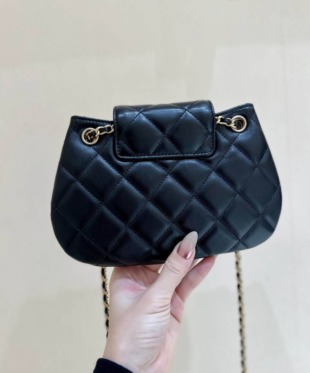 Exploring the Craftsmanship of Ellebag’s Top-Grade Replica: AS4609 Handbag in Black Lambskin with Gold Hardware(2025 Mar Updated)-Botiga en línia de bosses falses de Louis Vuitton de millor qualitat, rèplica de bosses de disseny ru