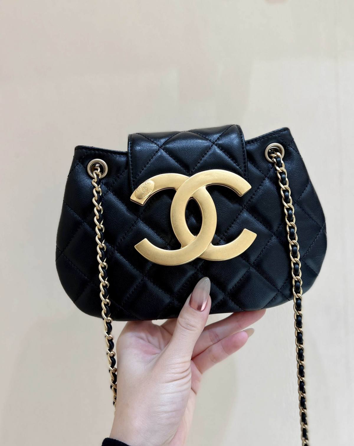 Exploring the Craftsmanship of Ellebag’s Top-Grade Replica: AS4609 Handbag in Black Lambskin with Gold Hardware(2025 Mar Updated)-Loja online de bolsa Louis Vuitton falsa de melhor qualidade, bolsa de designer de réplica ru