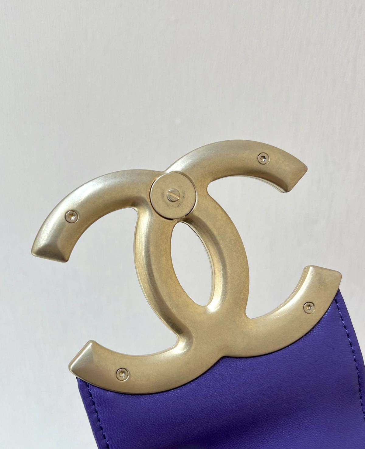 Exploring the Craftsmanship of Ellebag’s Top-Grade Replica: AS4609 Handbag in Purple Lambskin with Gold Hardware(2025 Mar Updated)-Dyqani në internet i çantave të rreme Louis Vuitton me cilësi më të mirë, çanta modeli kopje ru